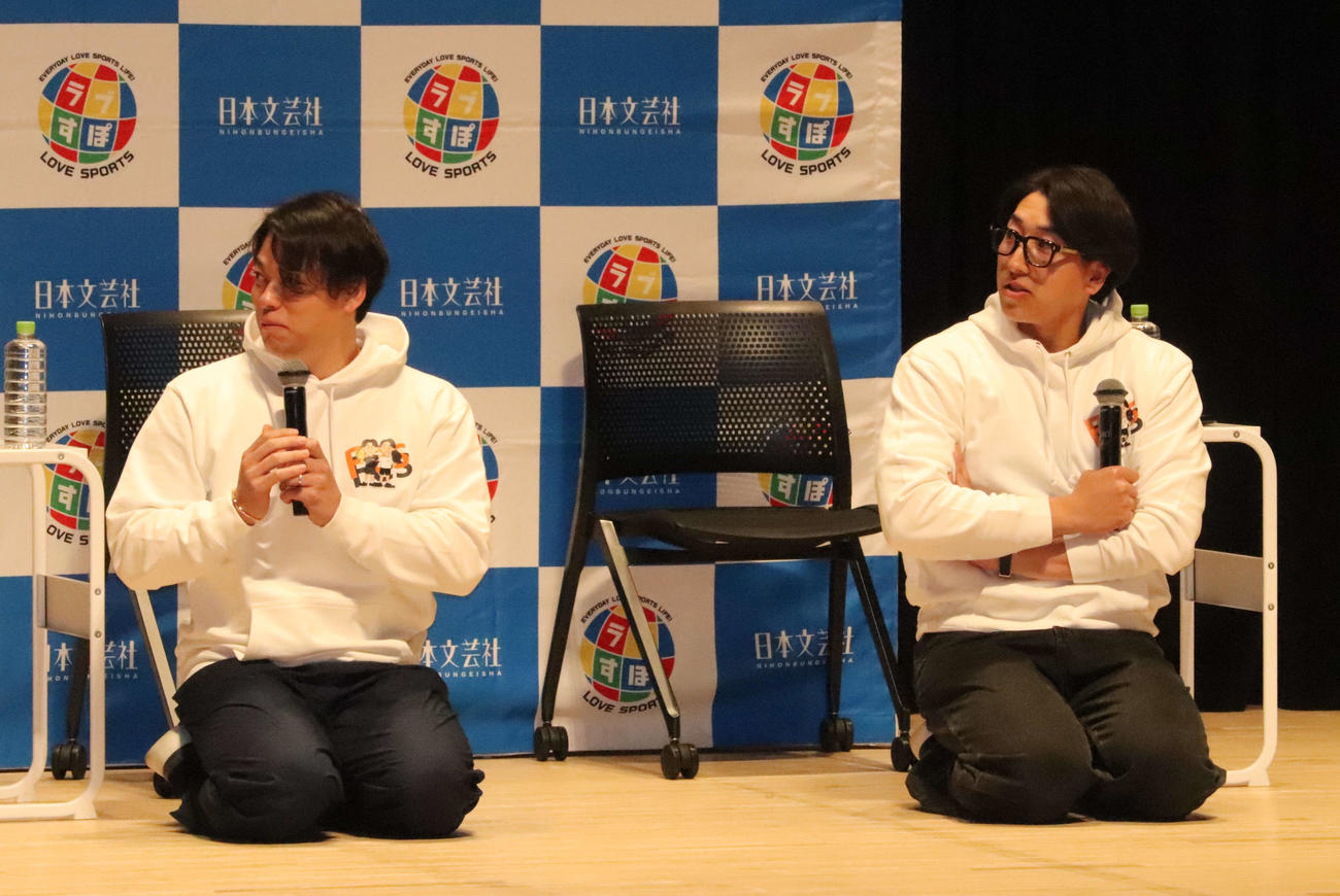 トークショー「ナシガチフェス」に出演した巨人高梨（左）と大勢（撮影・小早川宗一郎）
