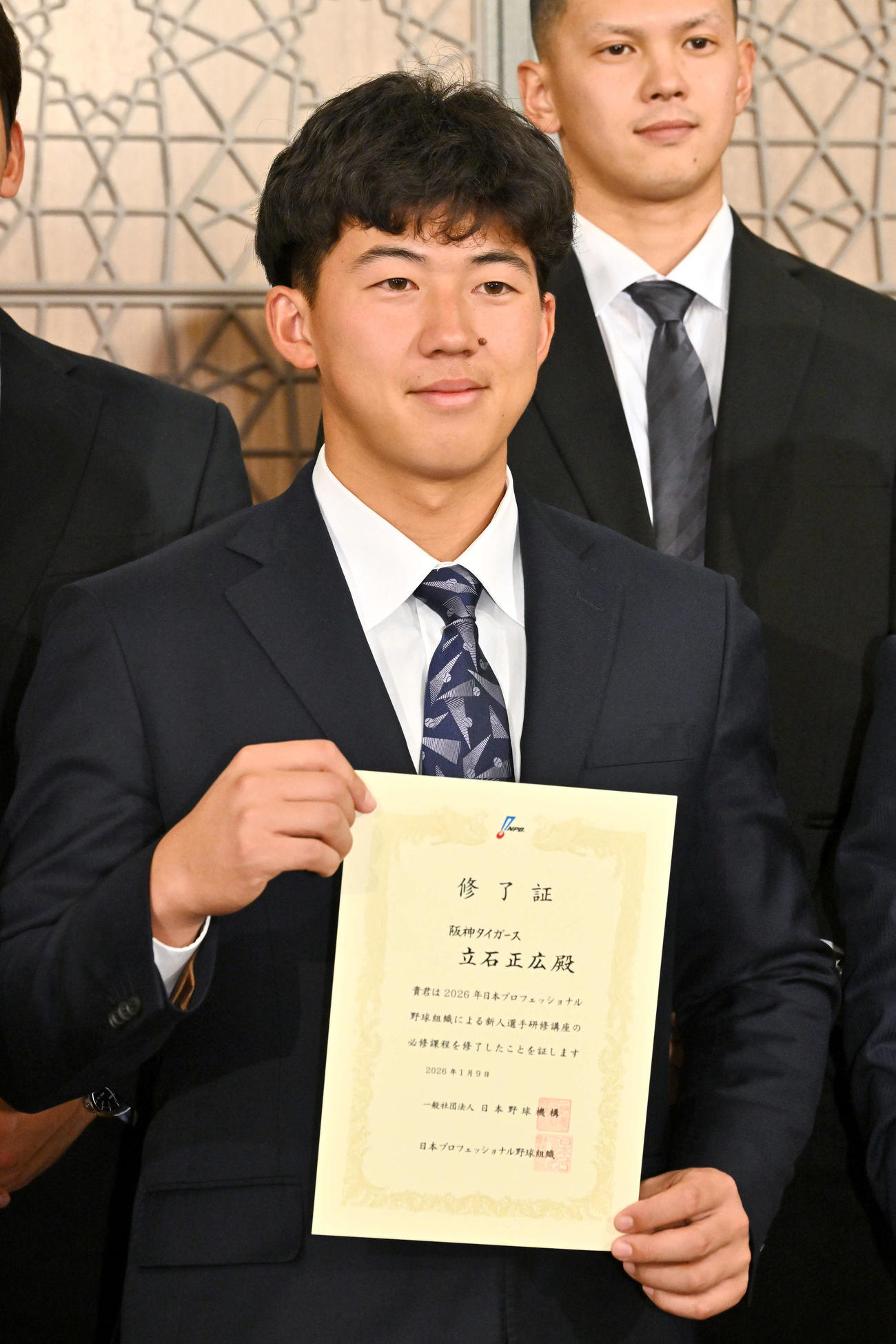 新人選手研修会終え修了証を手に記念撮影する阪神ドラフト1位の立石（撮影・滝沢徹郎）