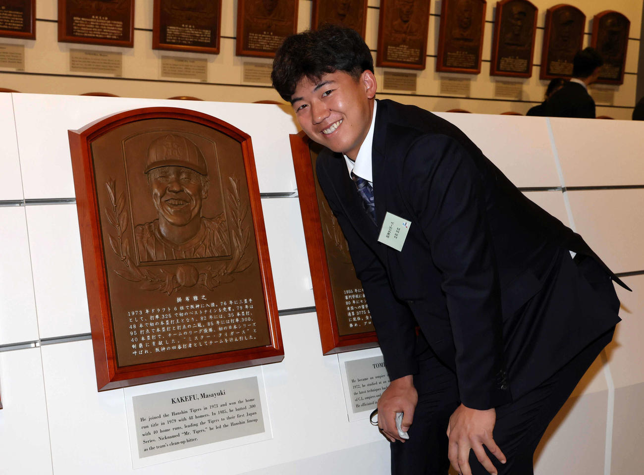 掛布雅之氏のレリーフの前で笑顔を見せる阪神立石（代表撮影）