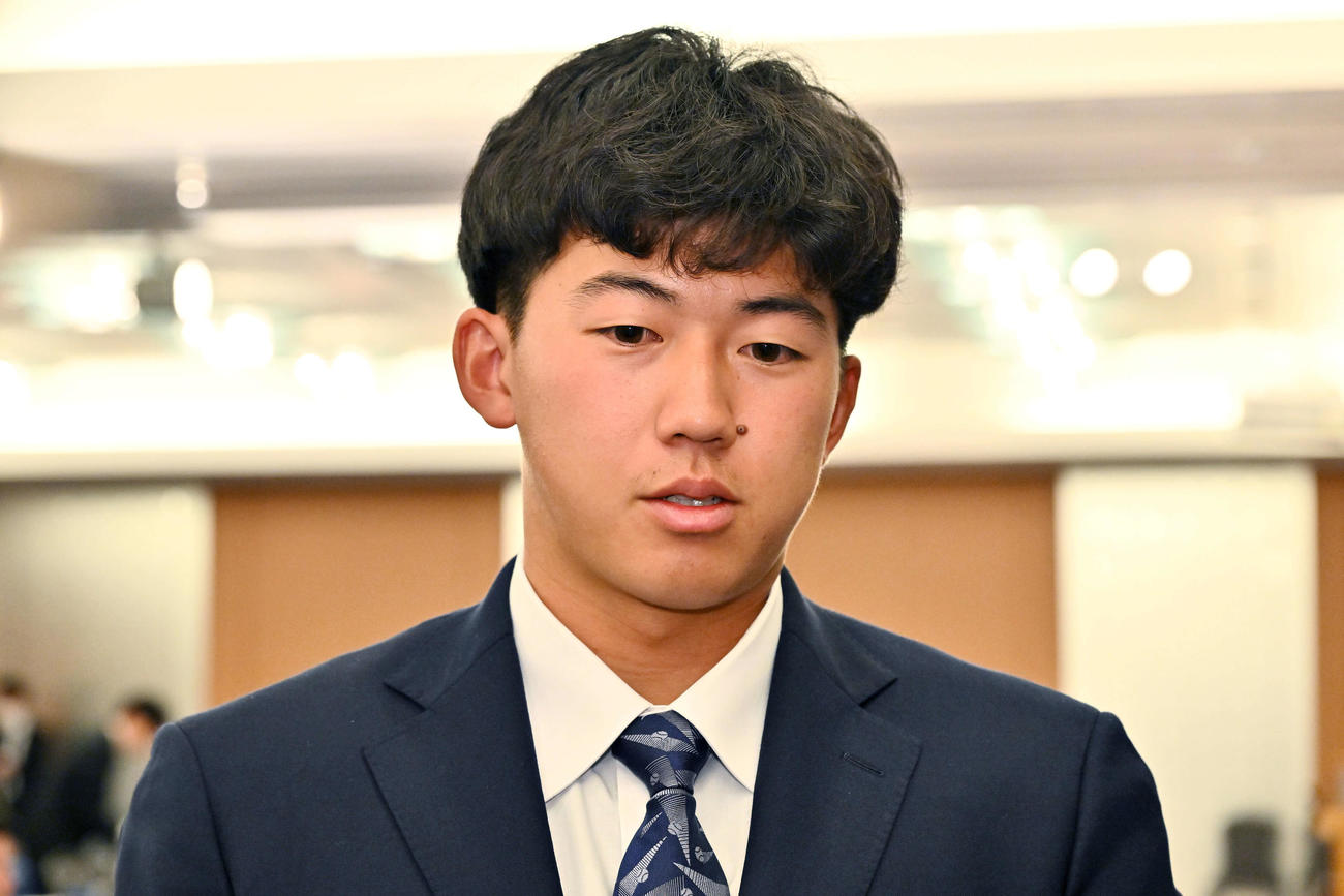 新人選手研修会終え取材に応じる阪神ドラフト1位の立石（撮影・滝沢徹郎）