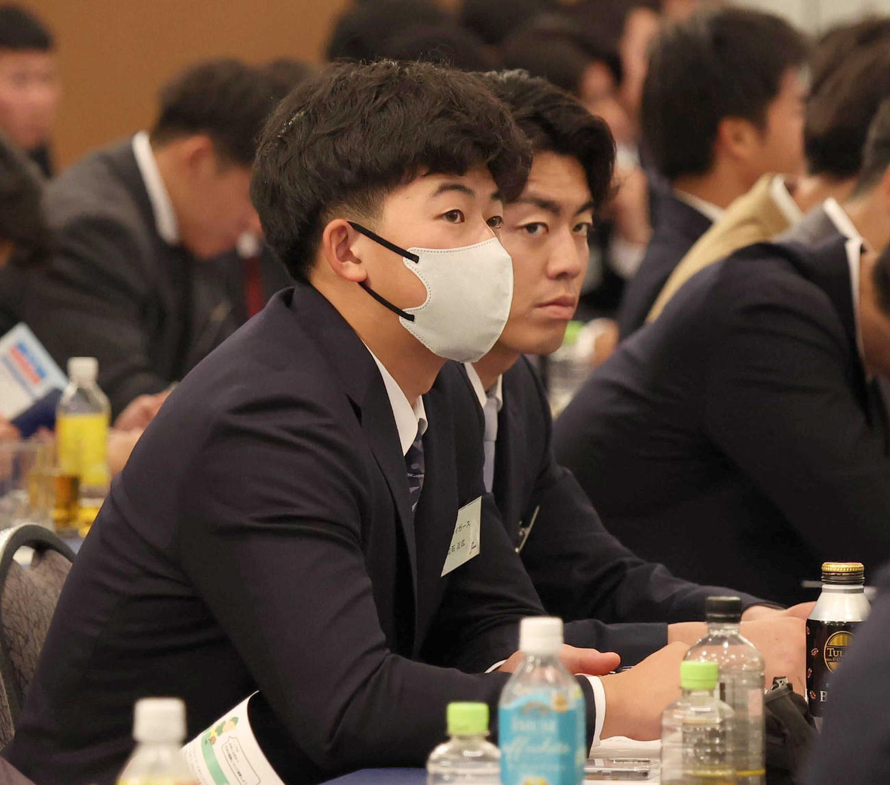 NPB新人選手研修会に臨む阪神立石（左）と谷端（代表撮影）