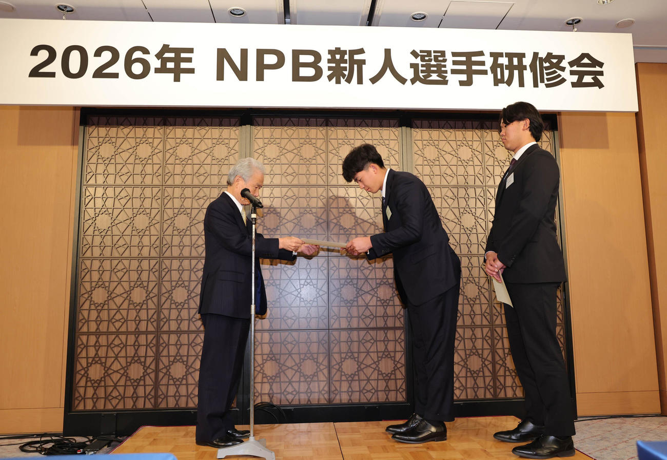 NPB新人選手研修会で榊原コミッショナー（左）から修了証を受け取る阪神立石。右はソフトバンク稲川（代表撮影）