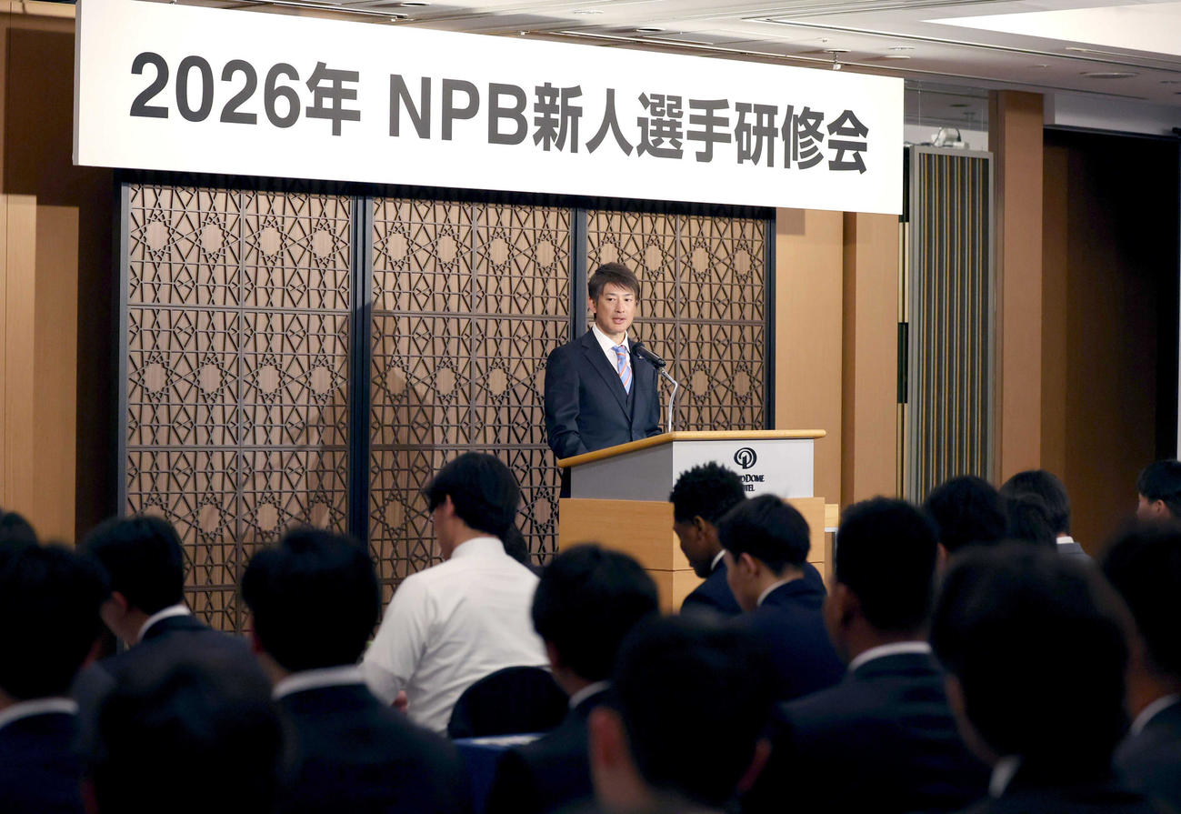 NPB新人選手研修会で講義する能見氏（代表撮影）