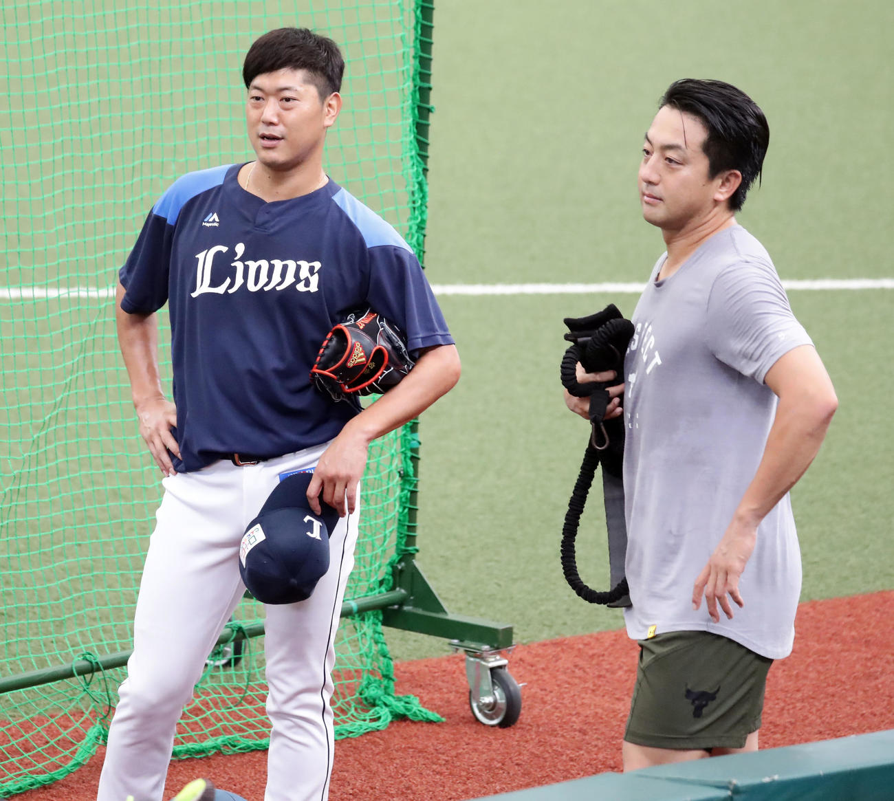 試合前に談笑する西武内海哲也（左）と沢村＝2020年9月16日