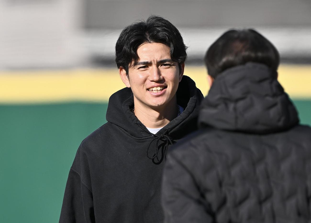 あいさつに訪れた西武高橋礼はスタッフと話す（撮影・滝沢徹郎）