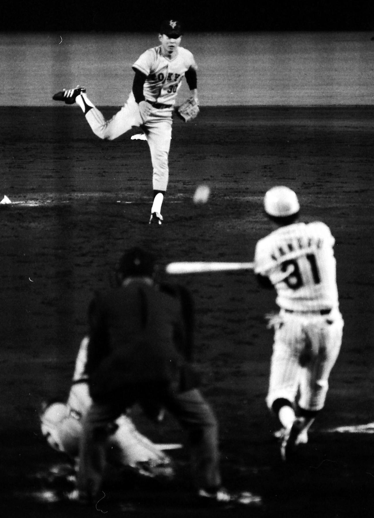 掛布雅之へ投球する江川卓（1983年4月撮影）