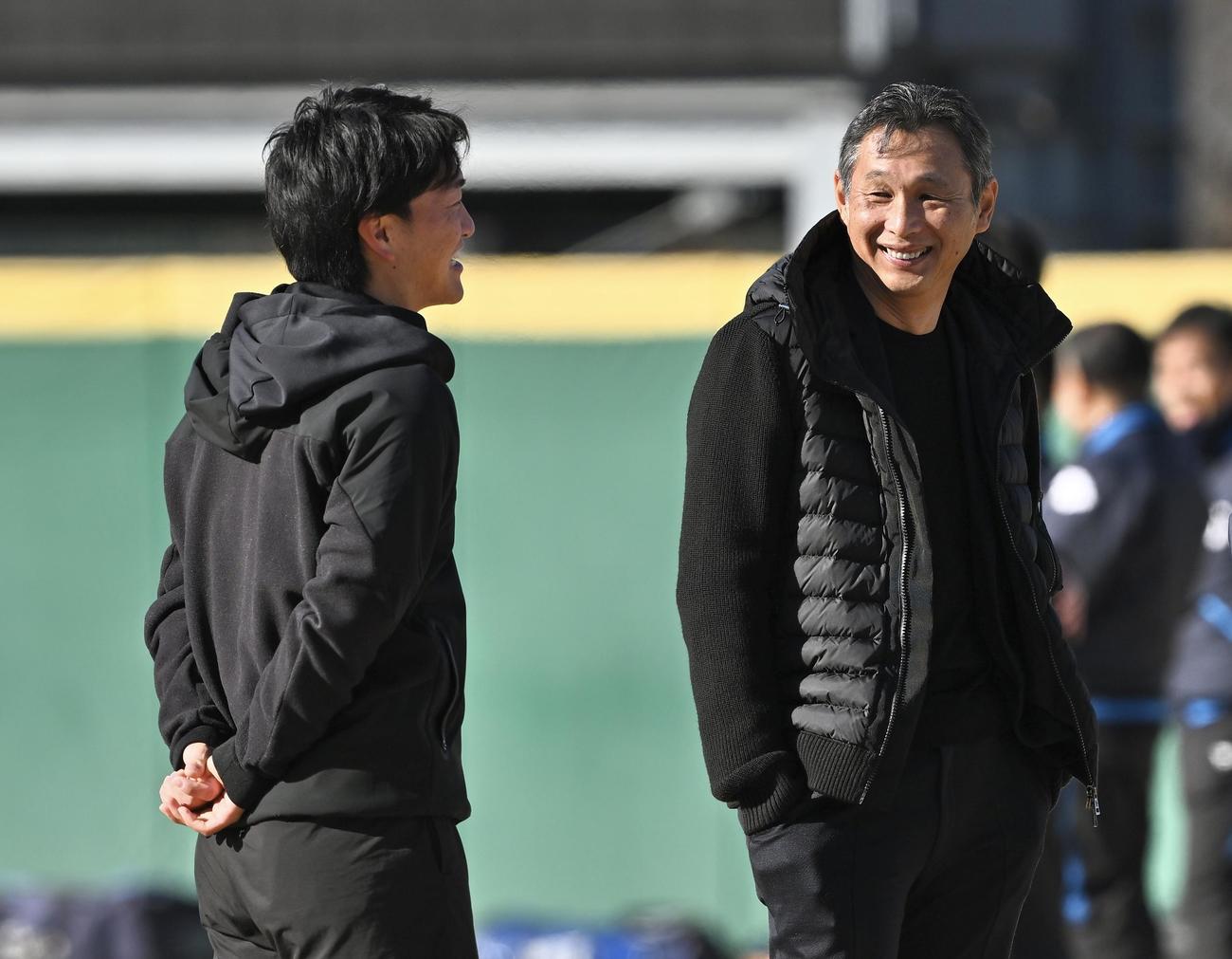 あいさつに訪れたDeNA古市（左）は西武西口監督と話す（撮影・滝沢徹郎）