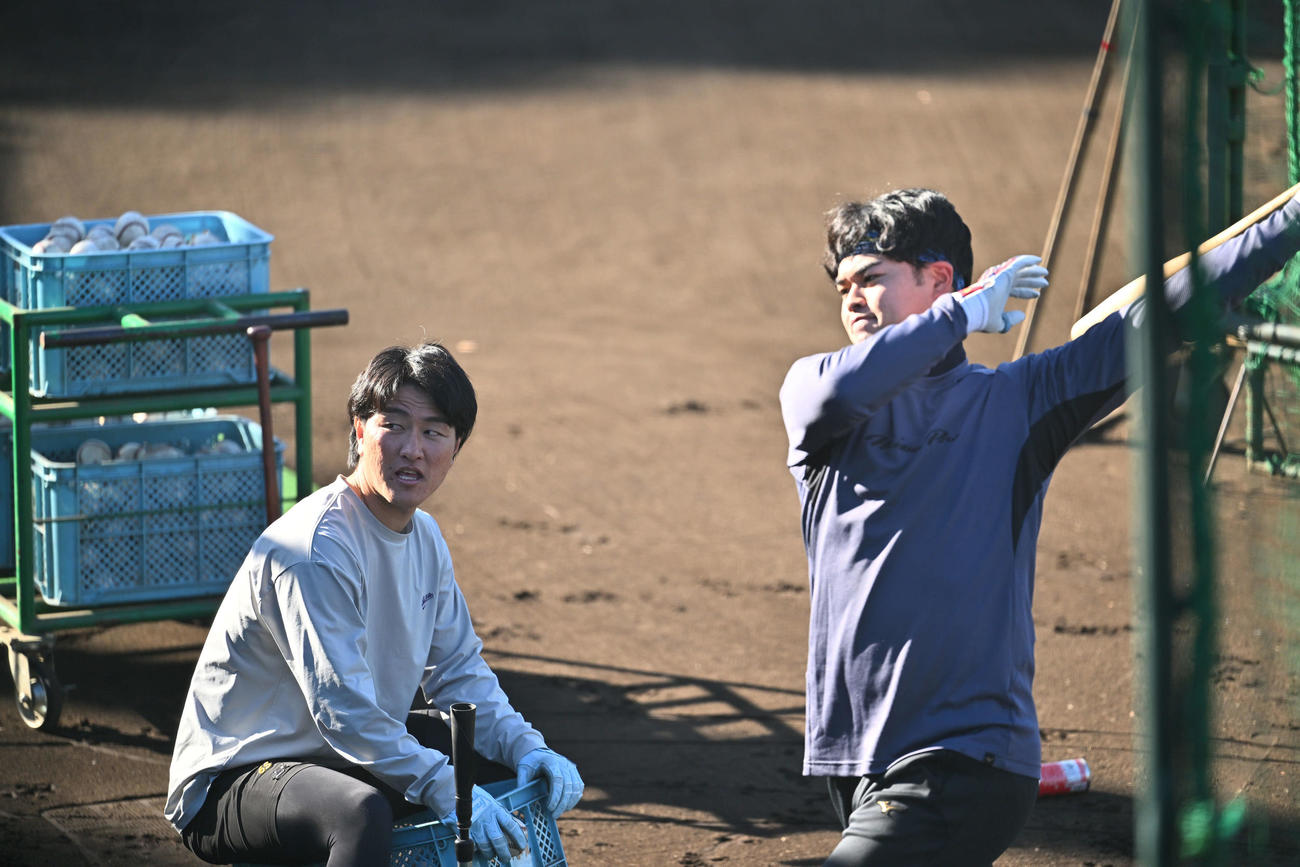 DeNAに移籍する古市（左）は西武是沢とトレーニングをする（撮影・滝沢徹郎）