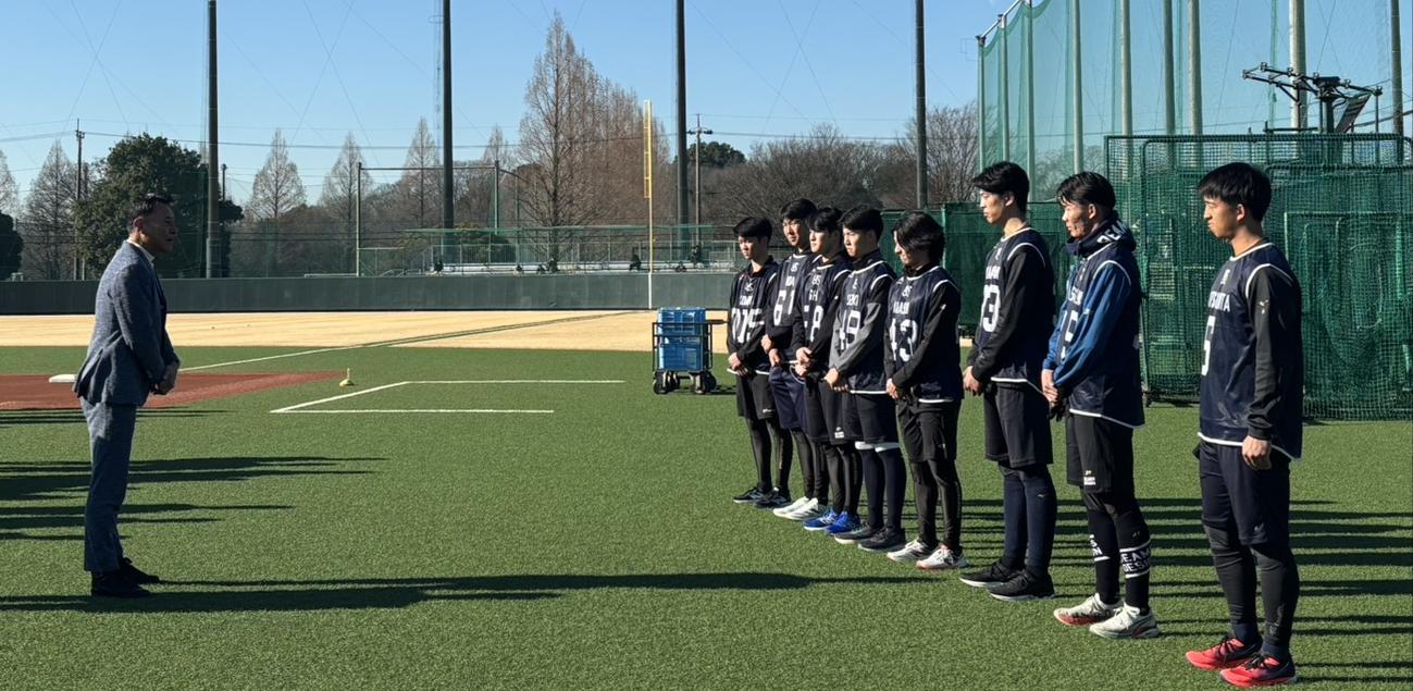 新人合同自主トレ初日の練習開始前にヤクルト池山監督（左）からの訓示を聞く新人選手たち、右手前からドラフト1位松下、2位松川、3位山崎、4位増居、5位鈴木蓮、6位石井、7位飯田、育成1位小宮（撮影・塚本光）