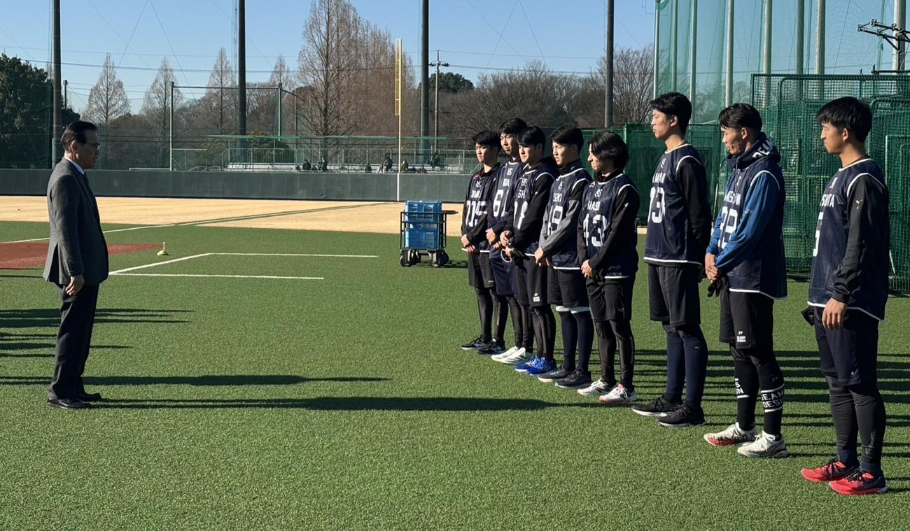 新人合同自主トレ初日の練習開始前にヤクルト林田球団社長（左）からの訓示を聞く新人選手たち、右手前からドラフト1位松下、2位松川、3位山崎、4位増居、5位鈴木蓮、6位石井、7位飯田、育成1位小宮（撮影・塚本光）