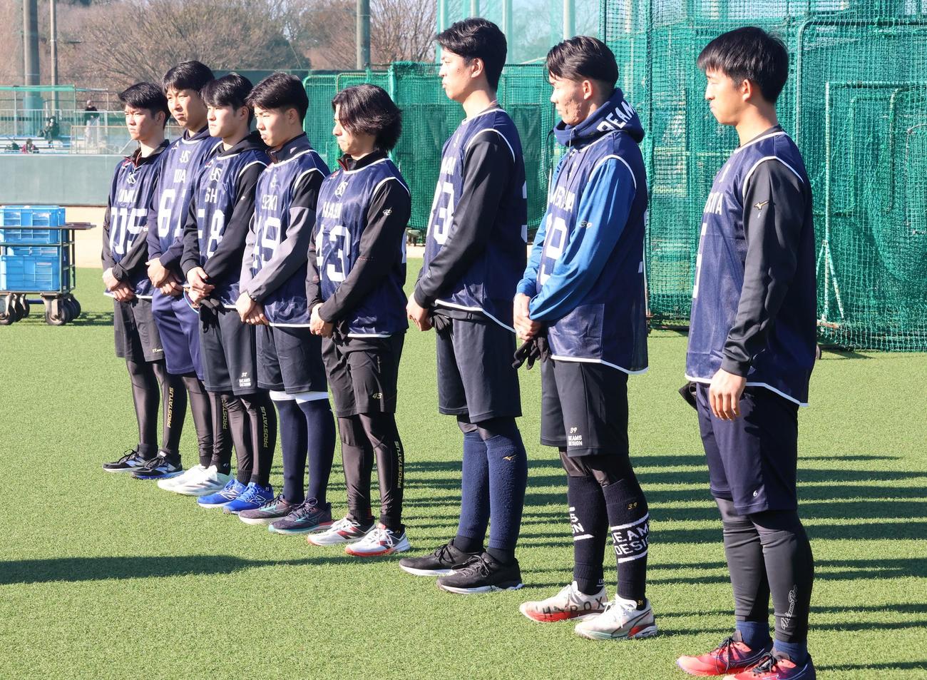 新人合同自主トレ初日の練習開始前に並ぶヤクルトの新人選手たち、手前からドラフト1位松下、2位松川、3位山崎、4位増居、5位鈴木蓮、6位石井、7位飯田、育成1位小宮（撮影・塚本光）