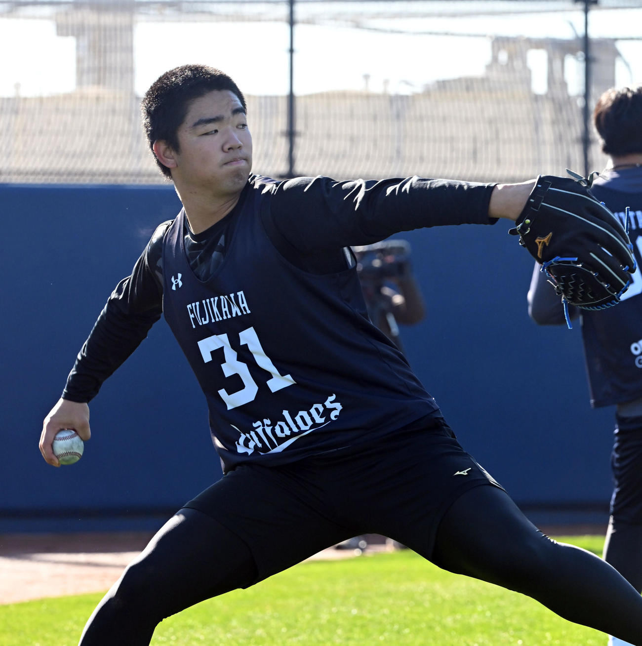 キャッチボールで汗を流すオリックス1位藤川（撮影・和賀正仁）