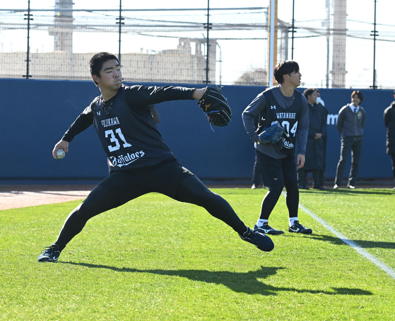 キャッチボールで汗を流すオリックス1位藤川（撮影・和賀正仁）