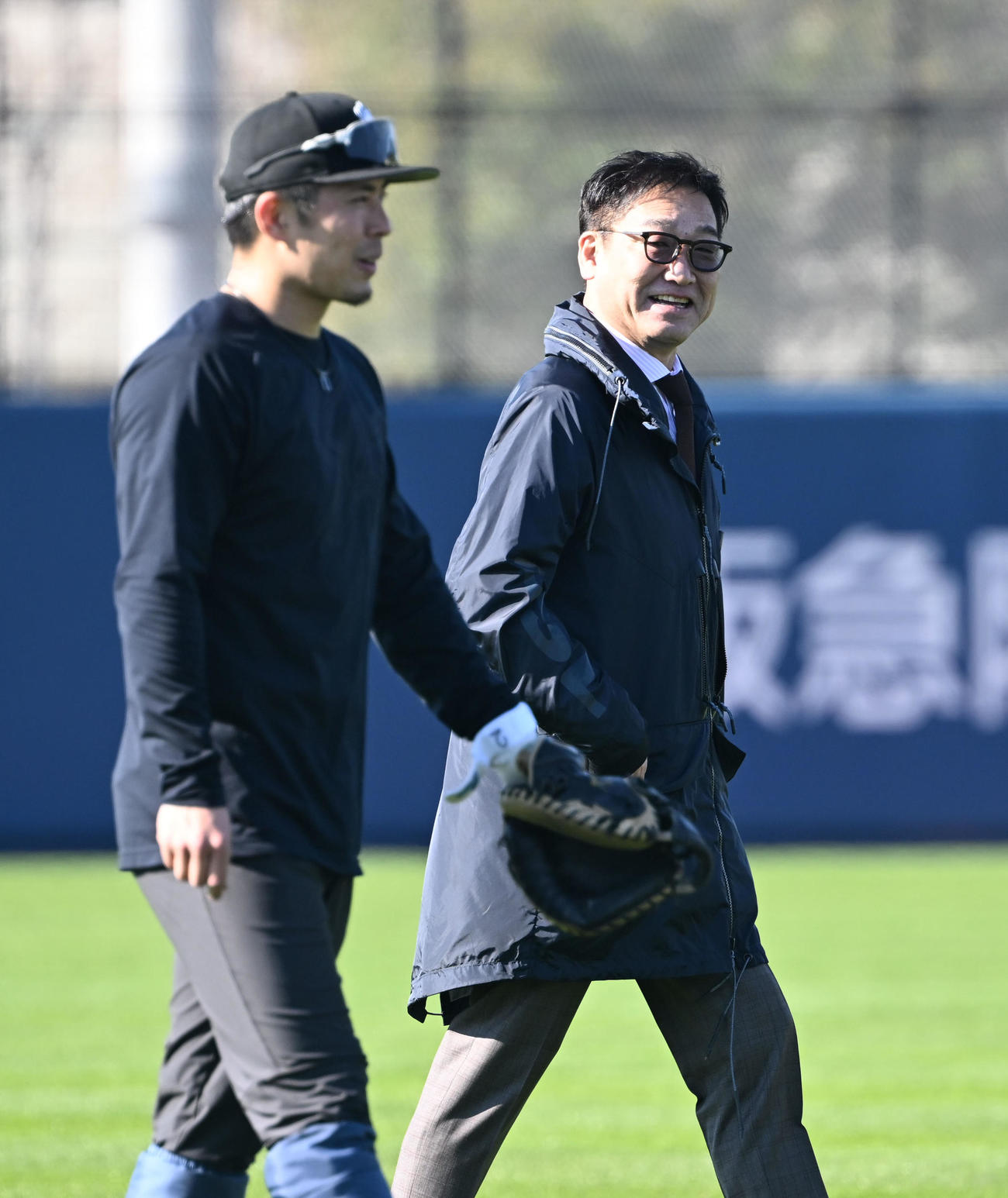 若月（左）と話すオリックス中嶋SD（撮影・和賀正仁）