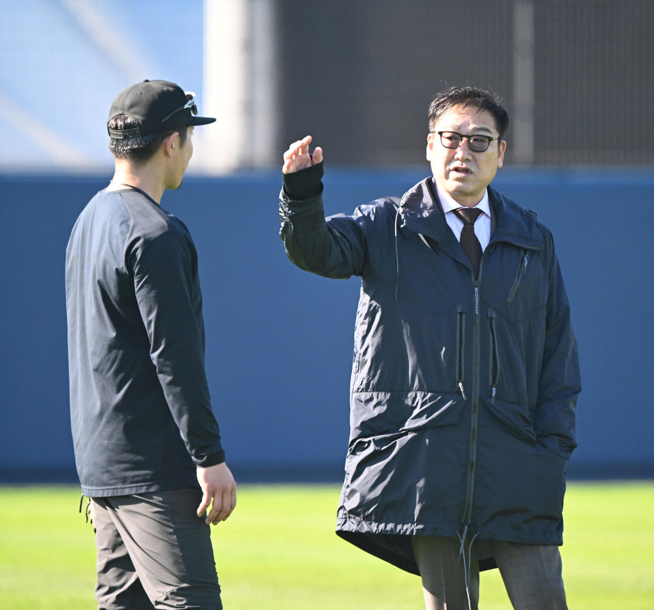 若月（左）と話すオリックス中嶋SD（撮影・和賀正仁）