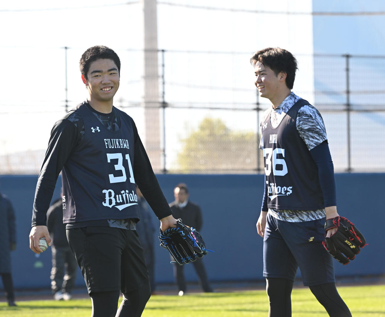 キャッチボールを終え笑顔を見せるオリックス1位藤川（左）と2位森陽（撮影・和賀正仁）