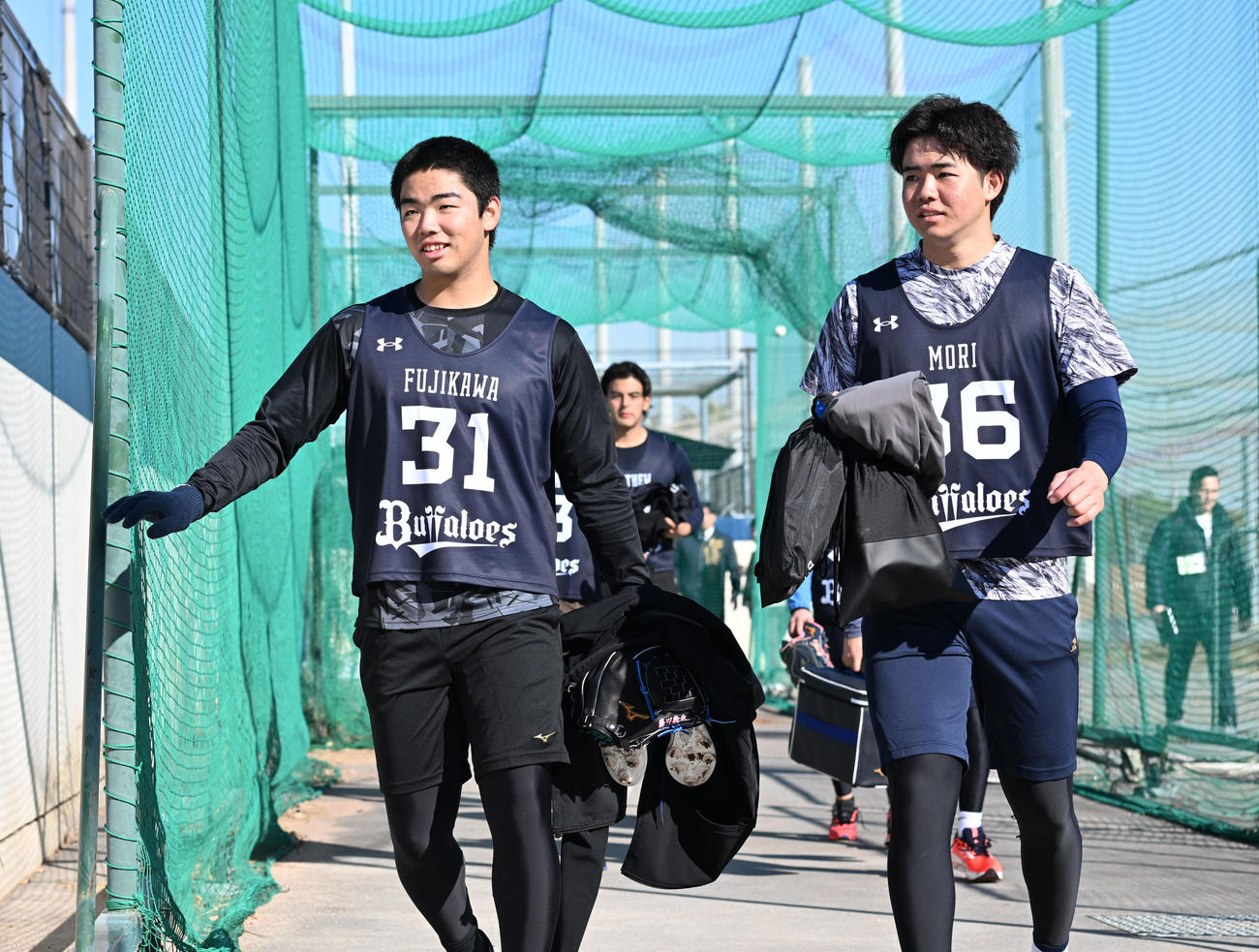 グラウンドでの練習を終え移動するオリックス1位藤川（左）と2位森陽（撮影・和賀正仁）