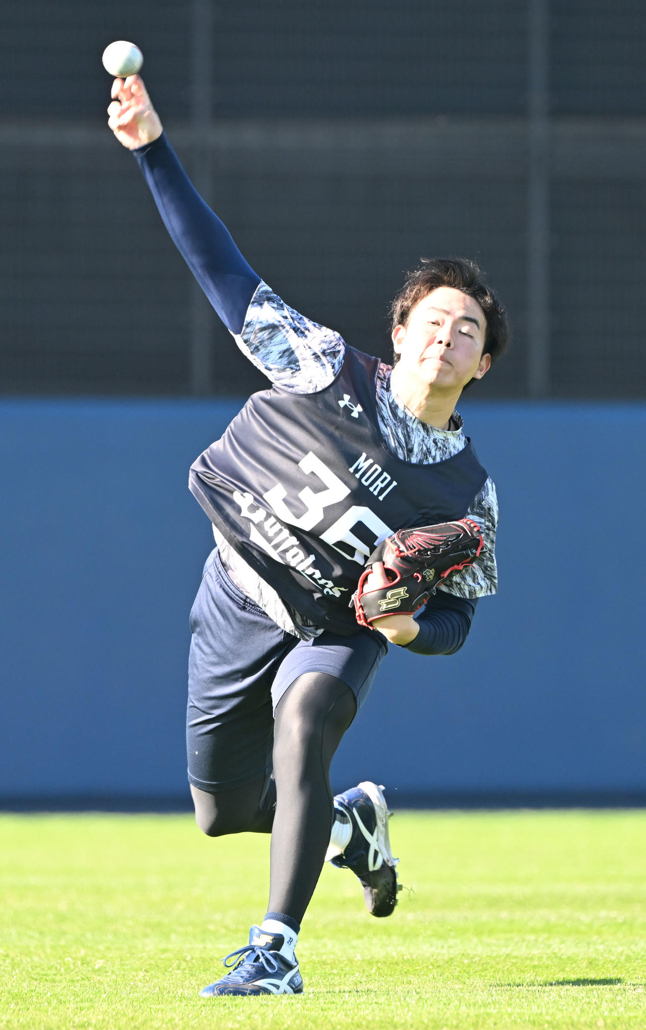 キャッチボールで汗を流すオリックス2位森陽（撮影・和賀正仁）