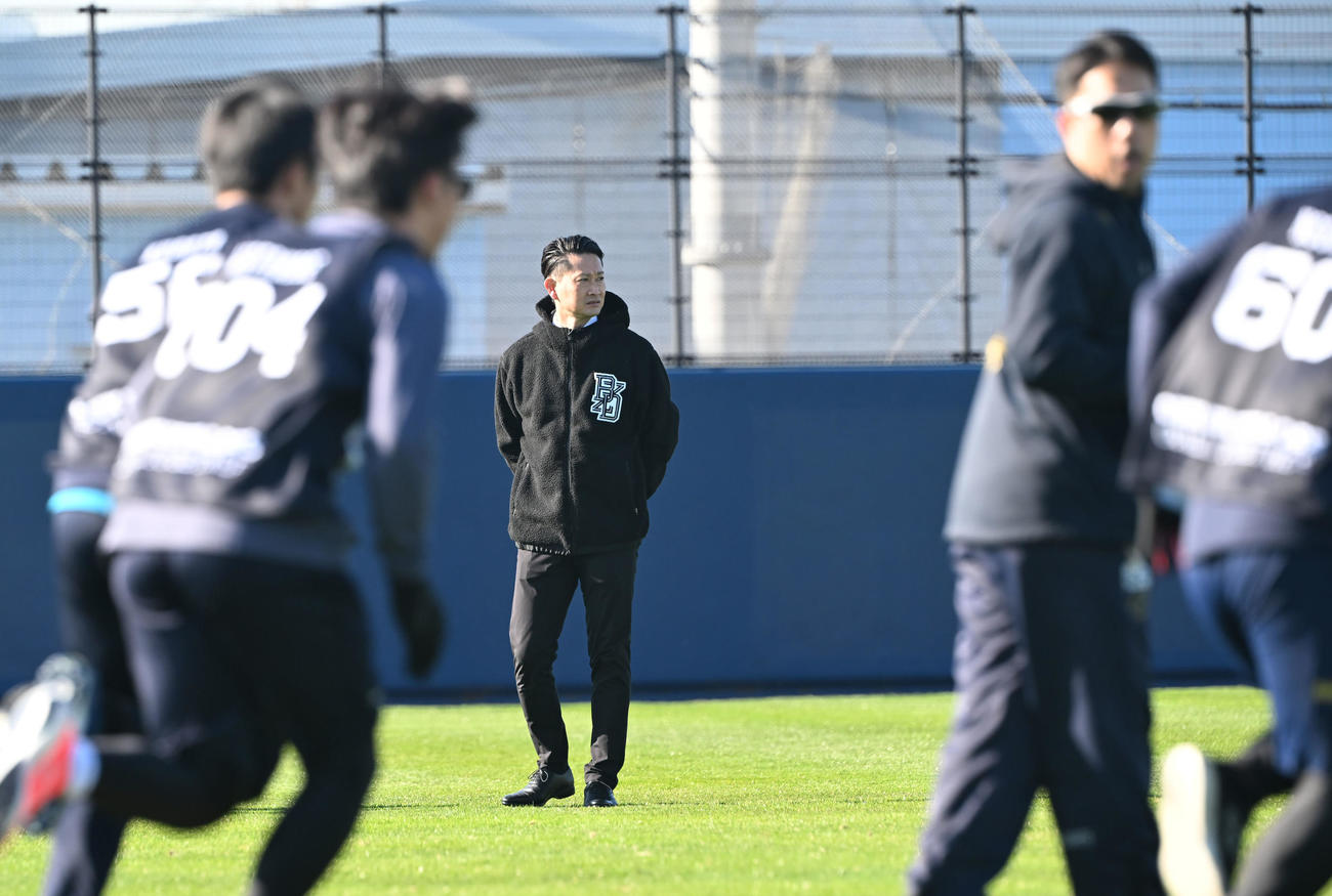 新人合同自主トレを視察するオリックス岸田監督（撮影・和賀正仁）