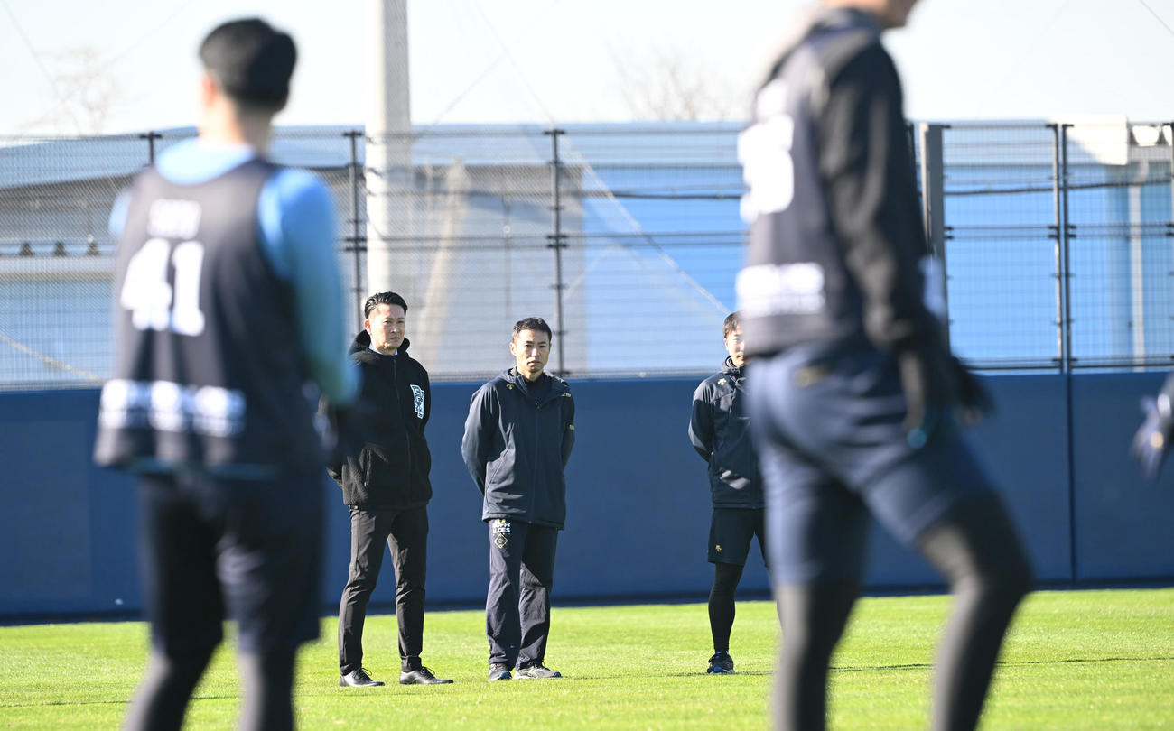新人合同自主トレを視察するオリックス岸田監督（後方左）（撮影・和賀正仁）