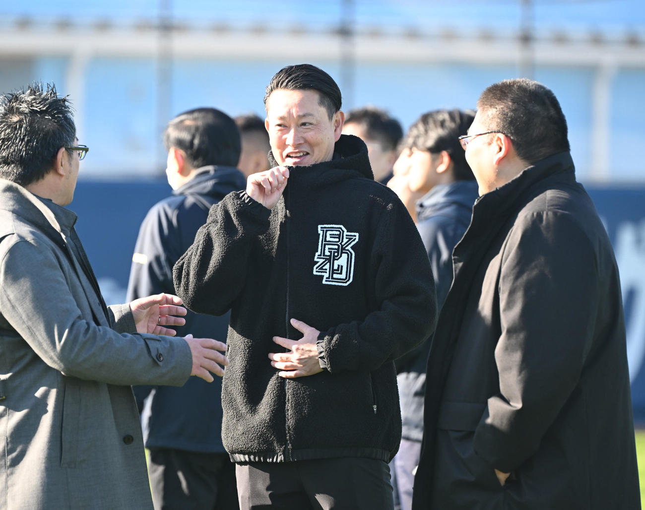 新人合同自主トレを視察するオリックス岸田監督（後方左）（撮影・和賀正仁）