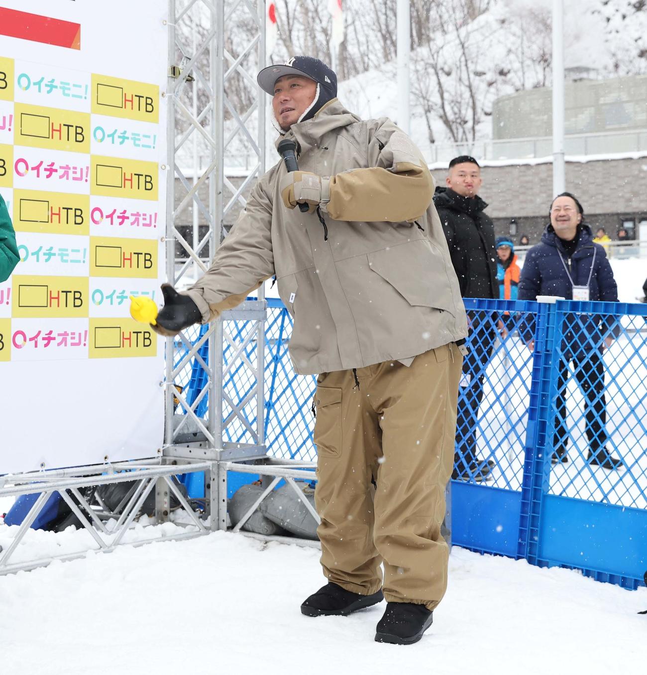 トークショーでサイン入りグッズを観客に投げ込む中田さん（撮影・黒川智章）