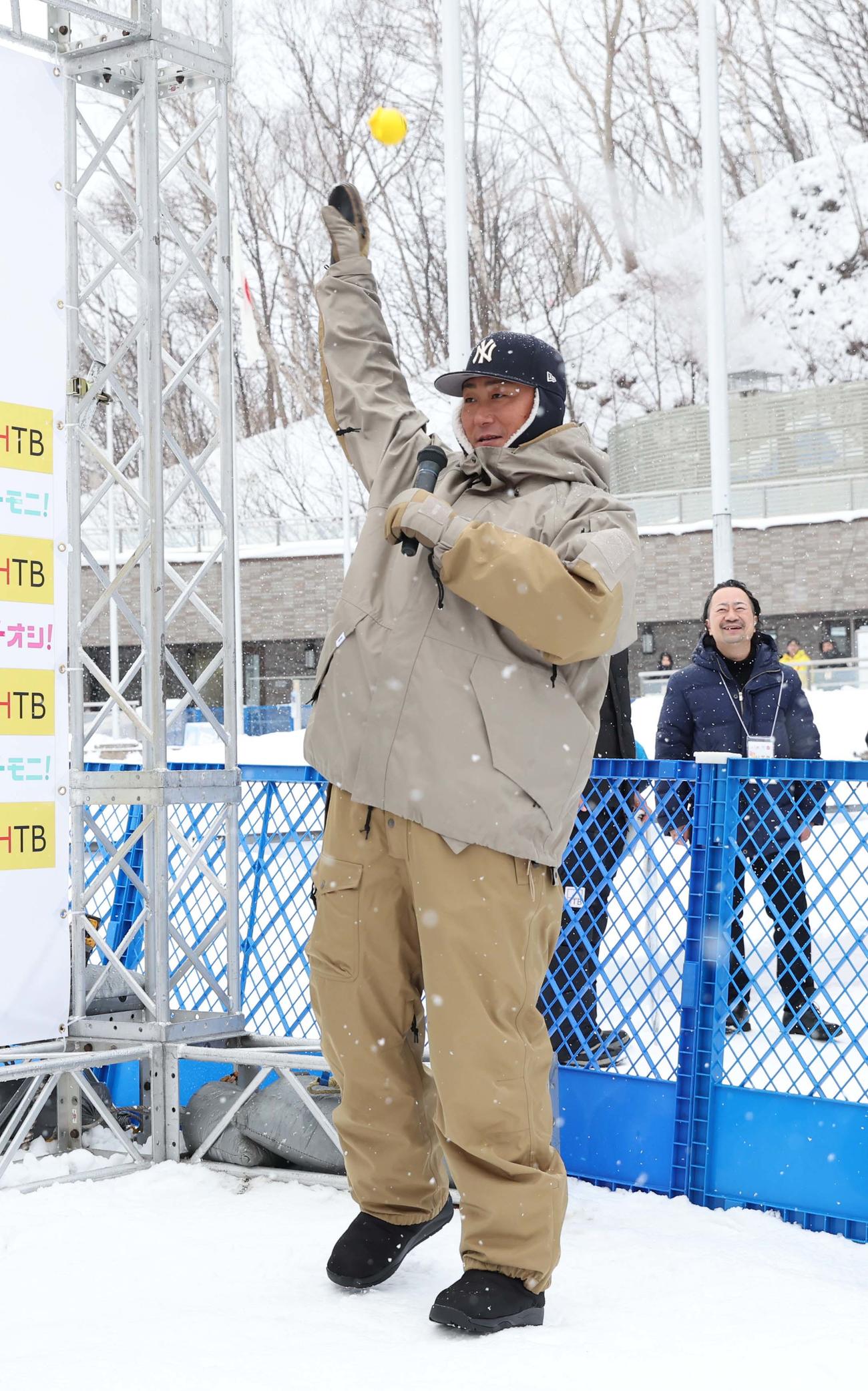 トークショーでサイン入りグッズを観客に投げ込む中田さん（撮影・黒川智章）