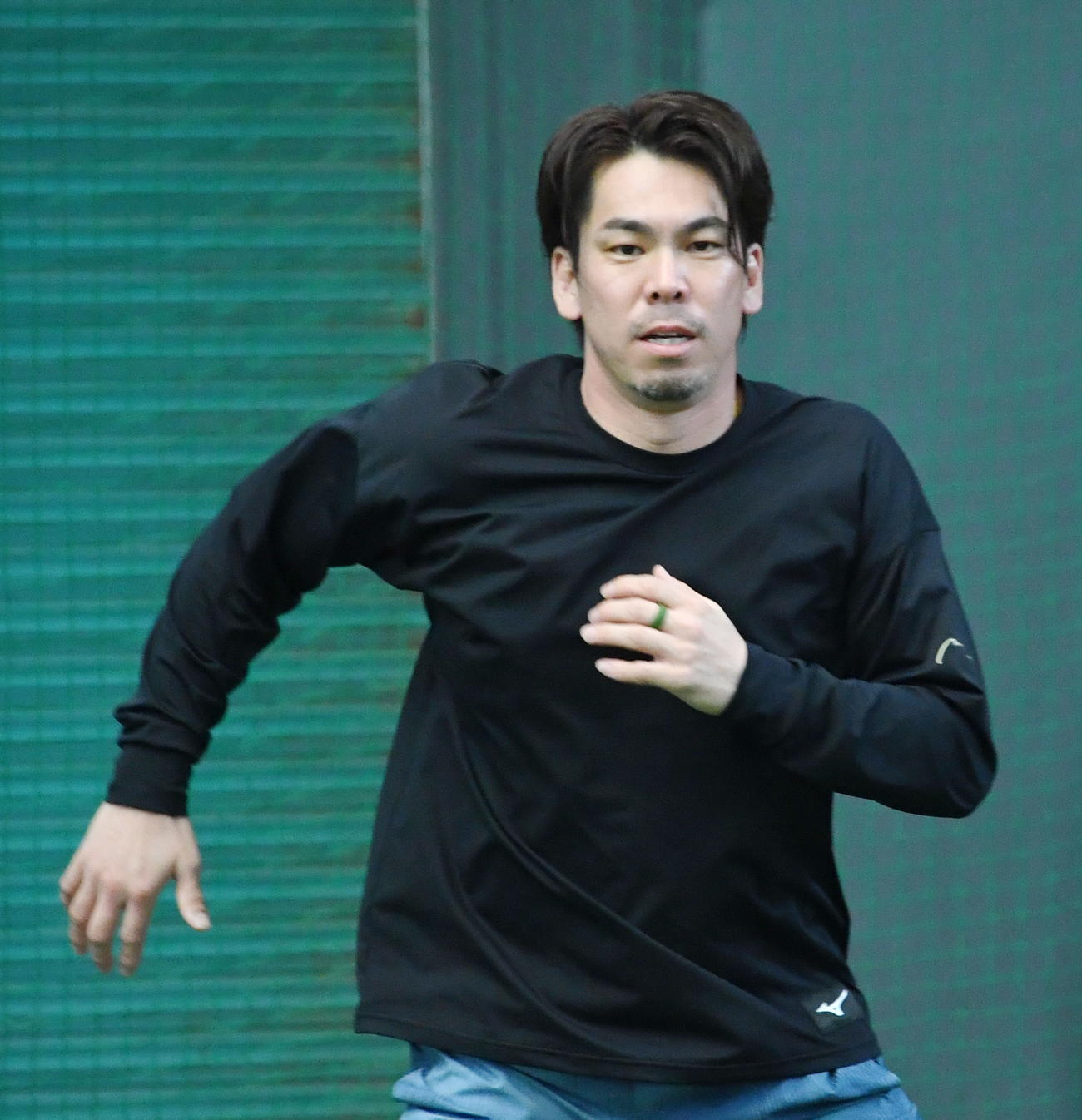 自主トレを公開しウオーミングアップする楽天前田健太（撮影・山田愛斗）