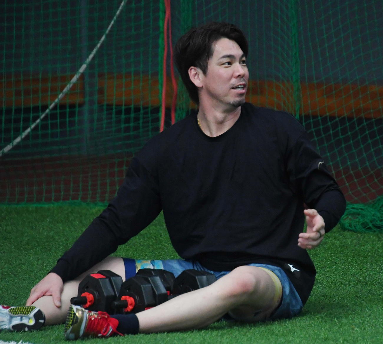 自主トレを公開しウエートトレの合間にトレーナーと話す楽天前田健太（撮影・山田愛斗）