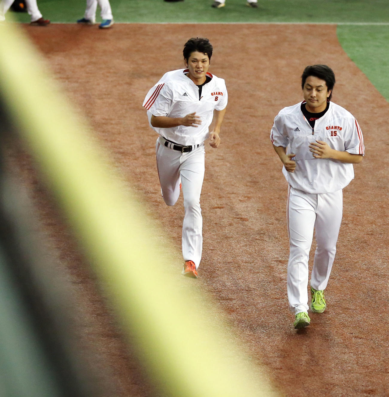 東京ドームでの全体練習で、外野をダッシュする坂本勇人と沢村拓一（2013年10月撮影）