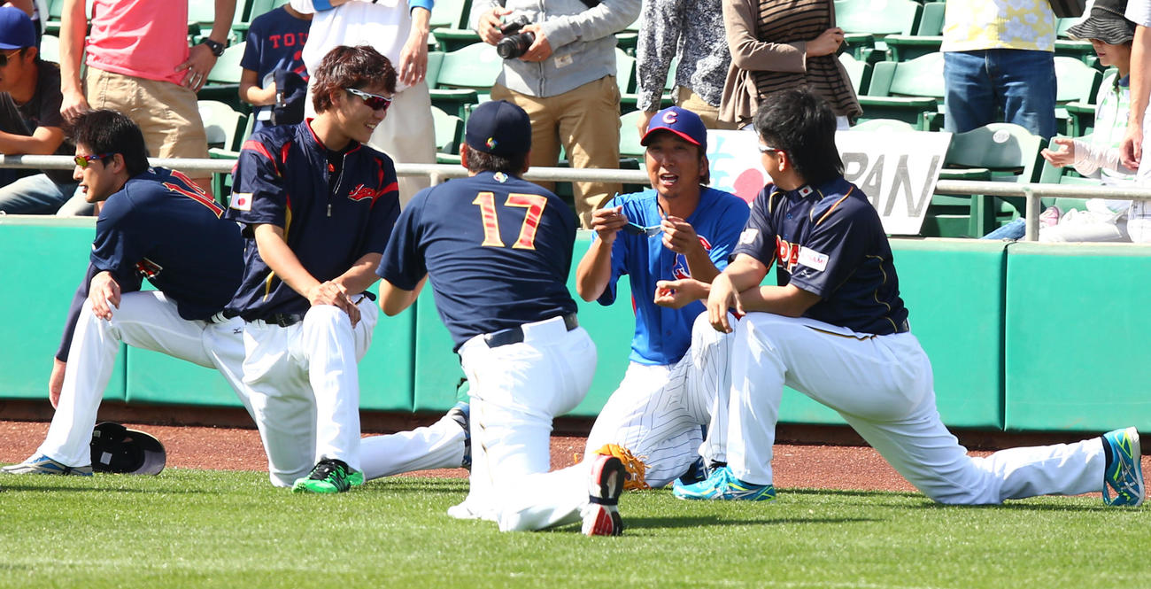 WBC日本代表練習試合　坂本、田中、沢村（手前左から）と話す藤川（2013年3月）