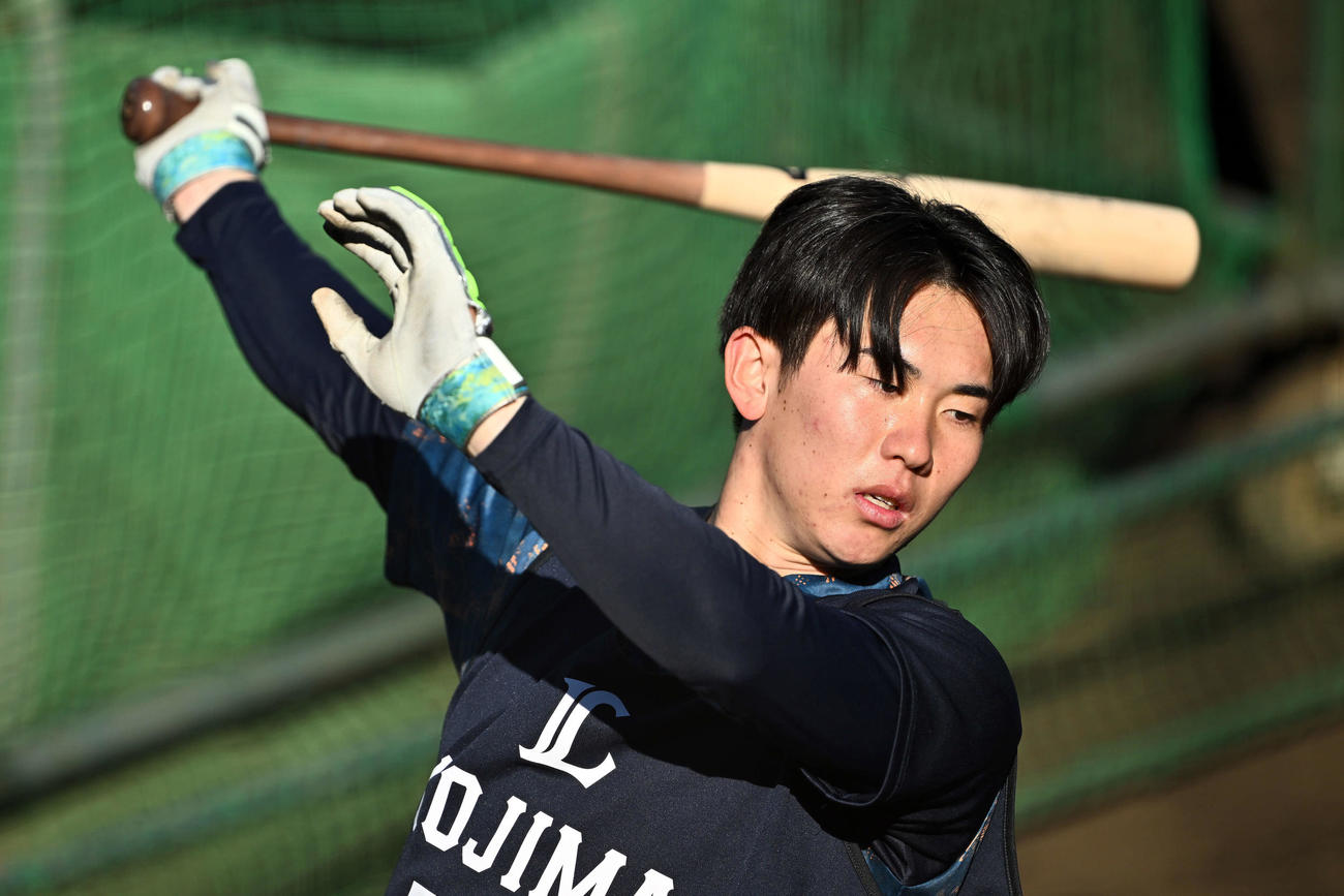 打撃練習する西武ドラフト1位の小島（撮影・滝沢徹郎）