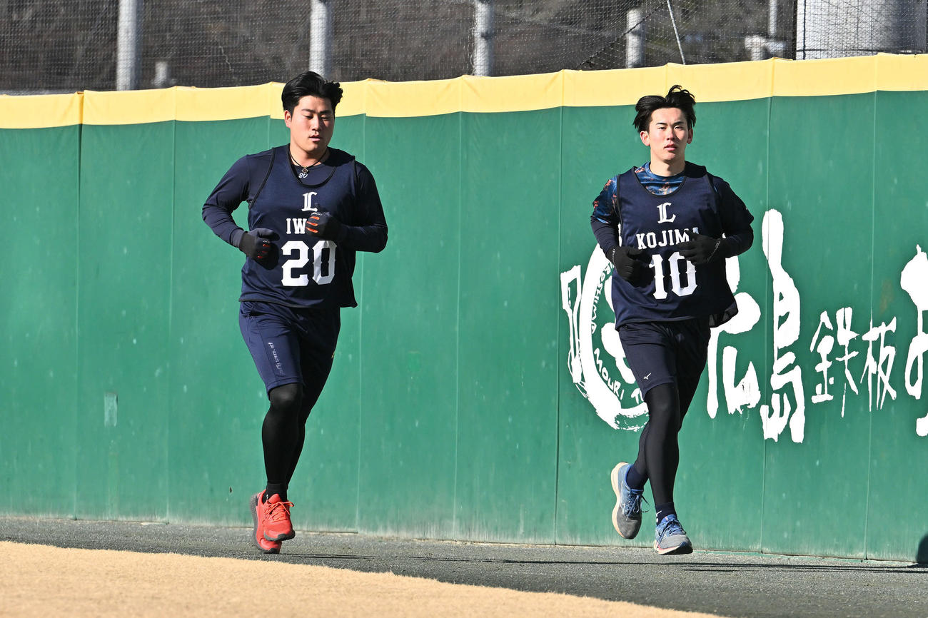 ランニングする西武ドラフト1位の小島（右）と同2位の岩城（撮影・滝沢徹郎）