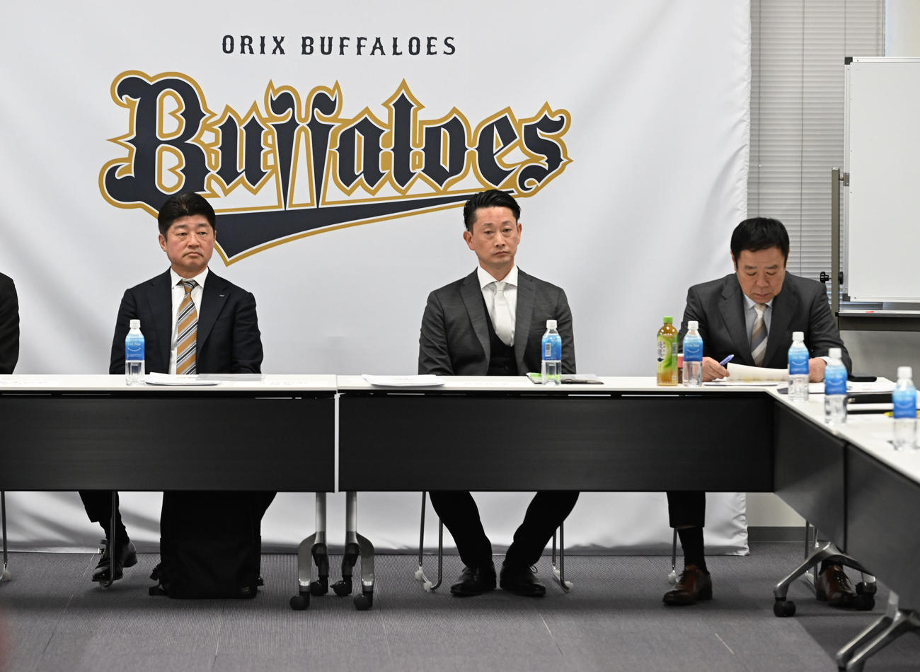 スタッフ会議を行うオリックス左から馬殿新球団社長、岸田監督、福良GM（撮影・和賀正仁）