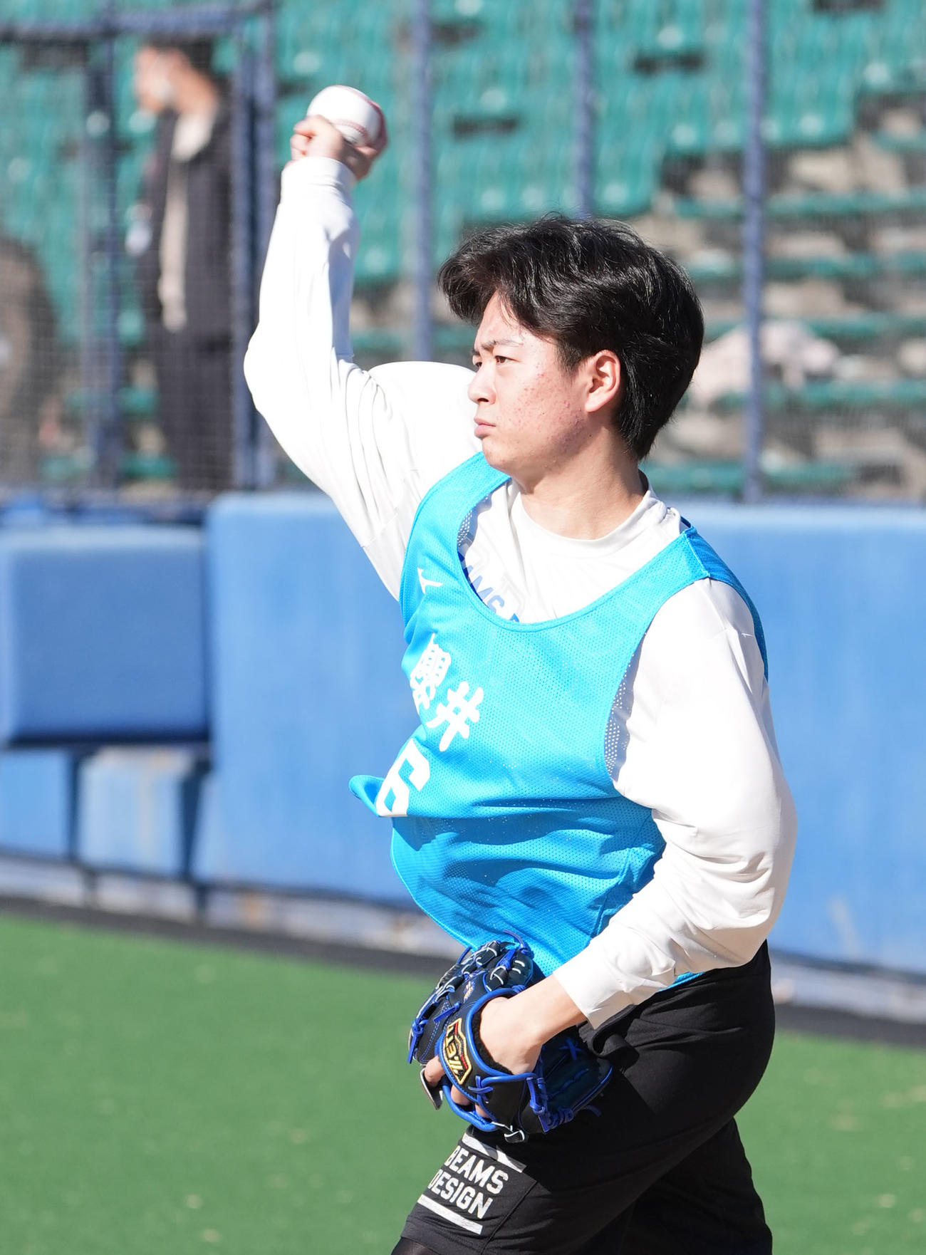 新人合同自主トレ初日、キャッチボールをする中日桜井（撮影・森本幸一）