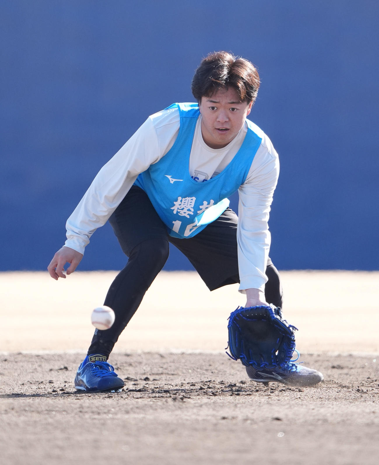 新人合同自主トレ初日、中日桜井はノックを受ける（撮影・森本幸一）