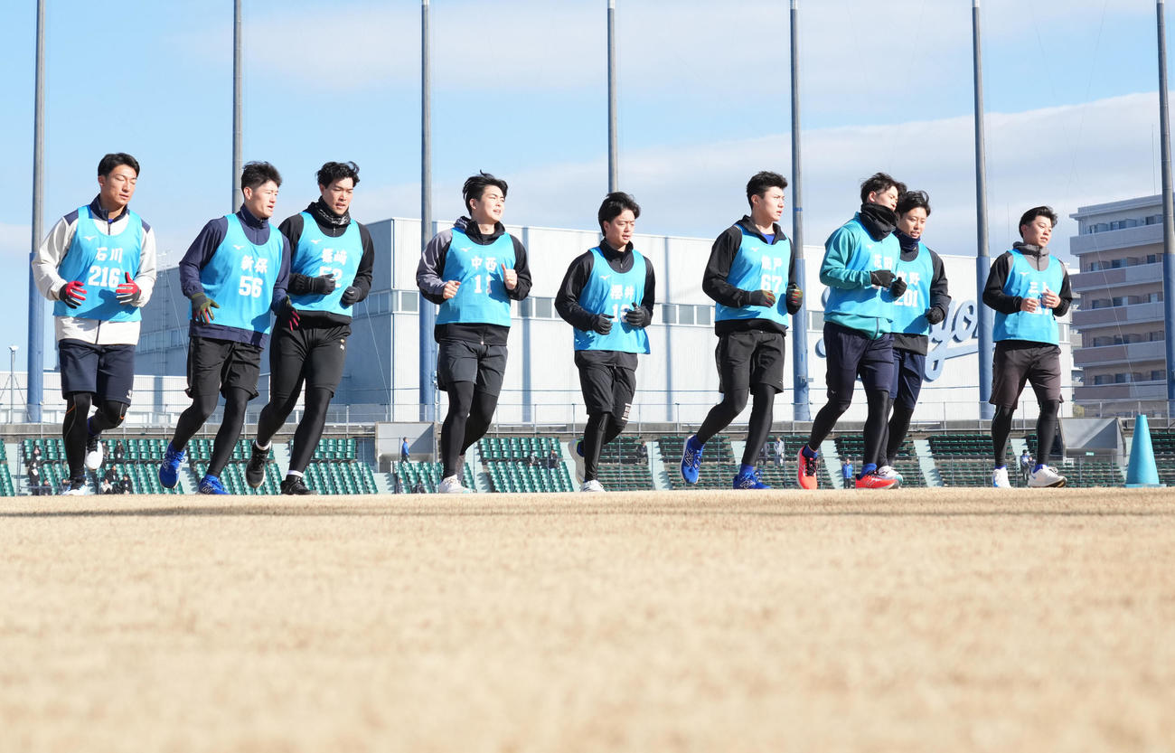 新人合同自主トレ初日、そろってランニングをする左から石川大、新保、篠崎、中西、桜井、能戸、花田、牧野、三上（撮影・森本幸一）