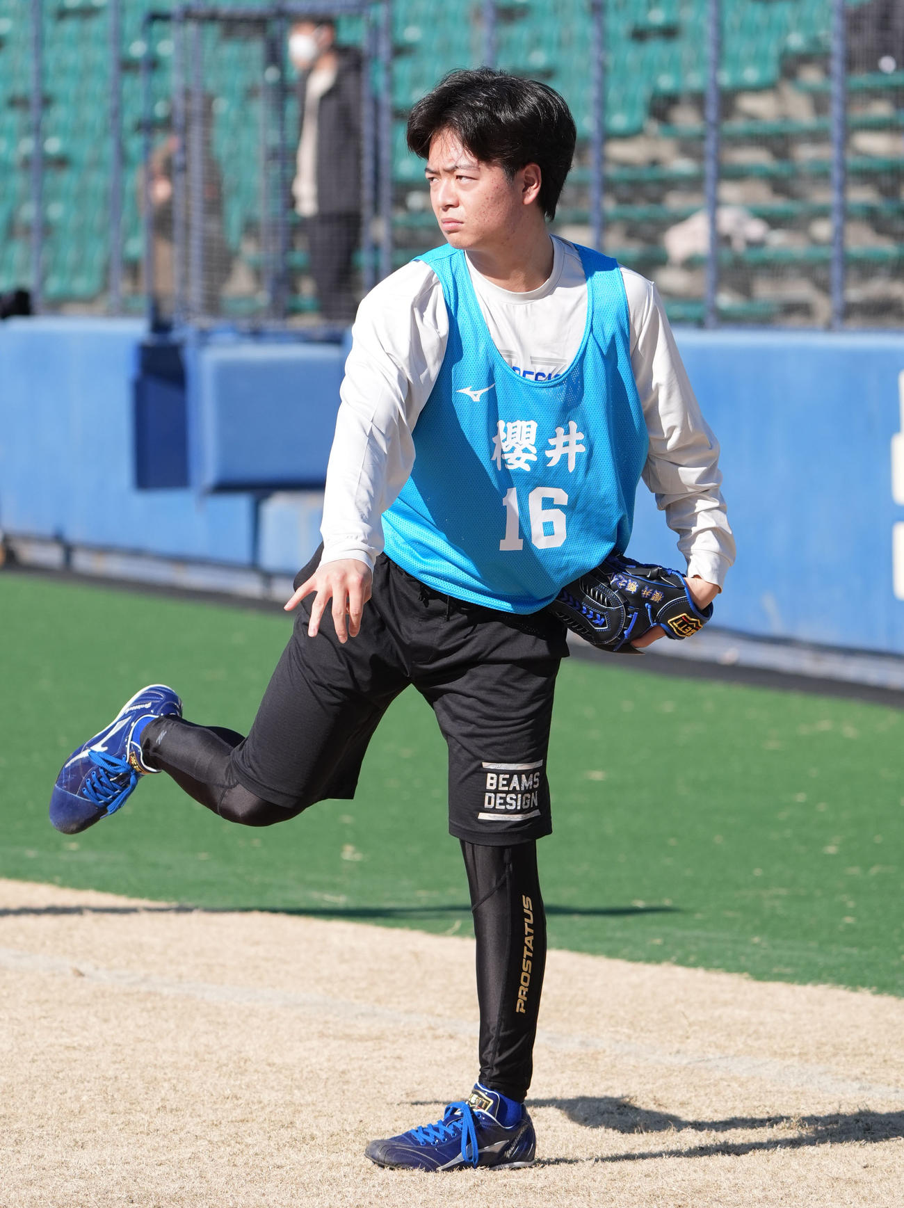 新人合同自主トレ初日、キャッチボールをする中日桜井（撮影・森本幸一）