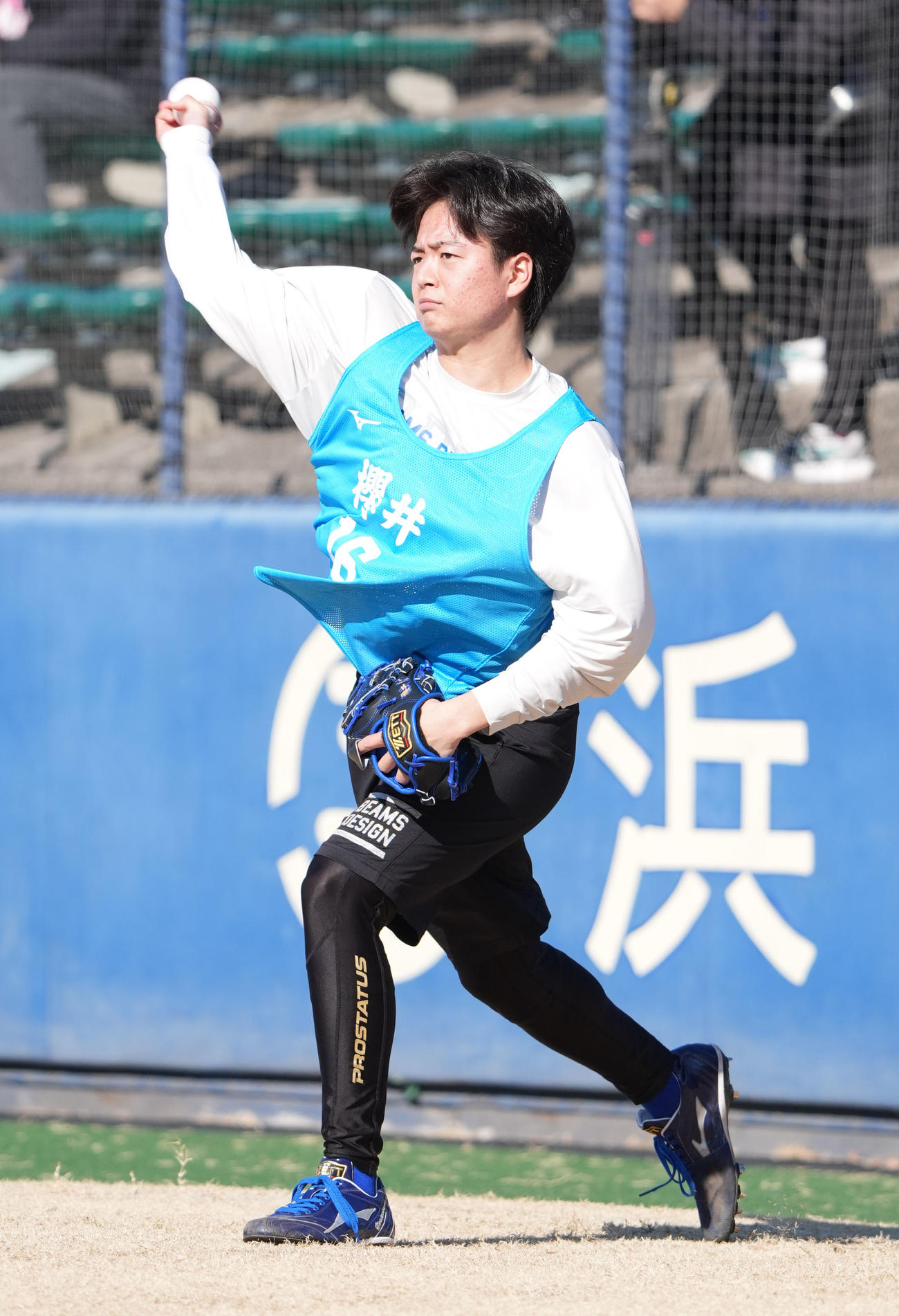 新人合同自主トレ初日、キャッチボールをする中日桜井（撮影・森本幸一）