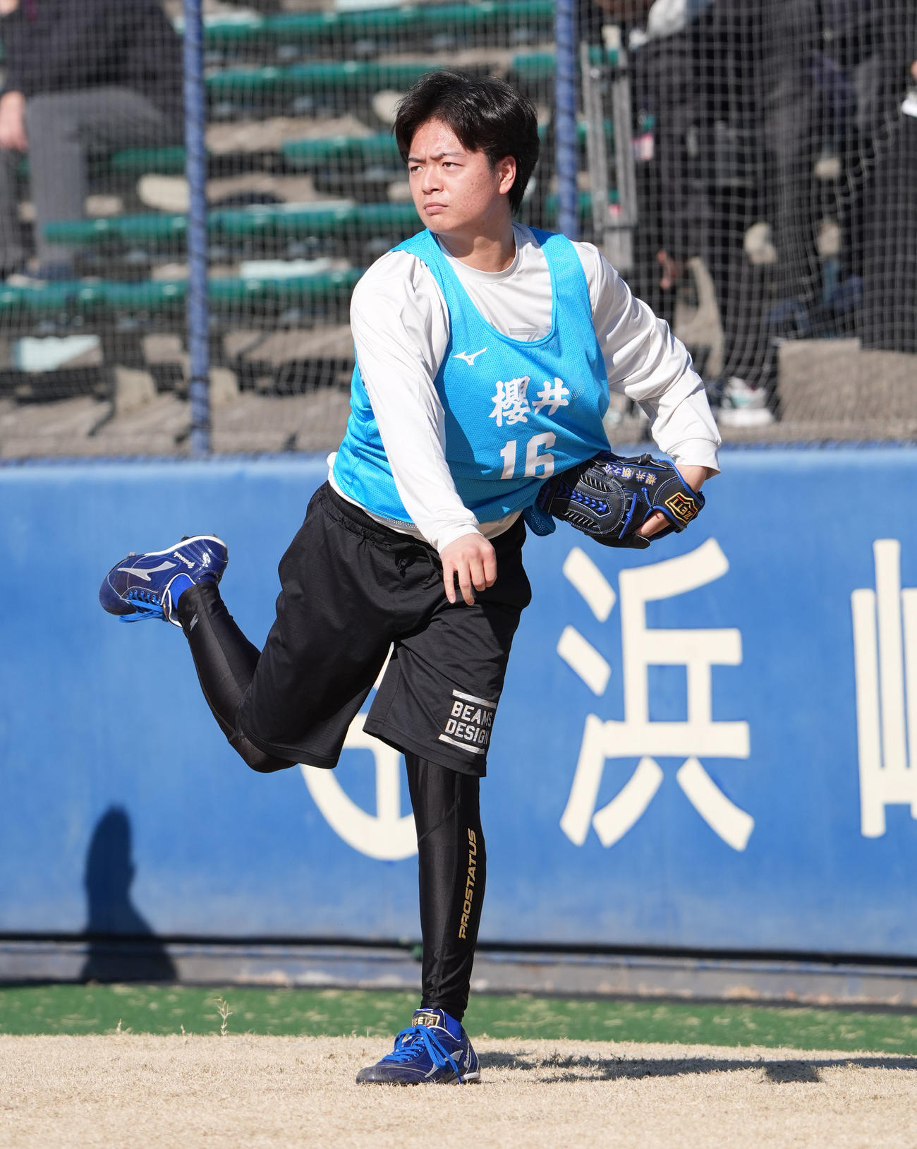新人合同自主トレ初日、キャッチボールをする中日桜井（撮影・森本幸一）