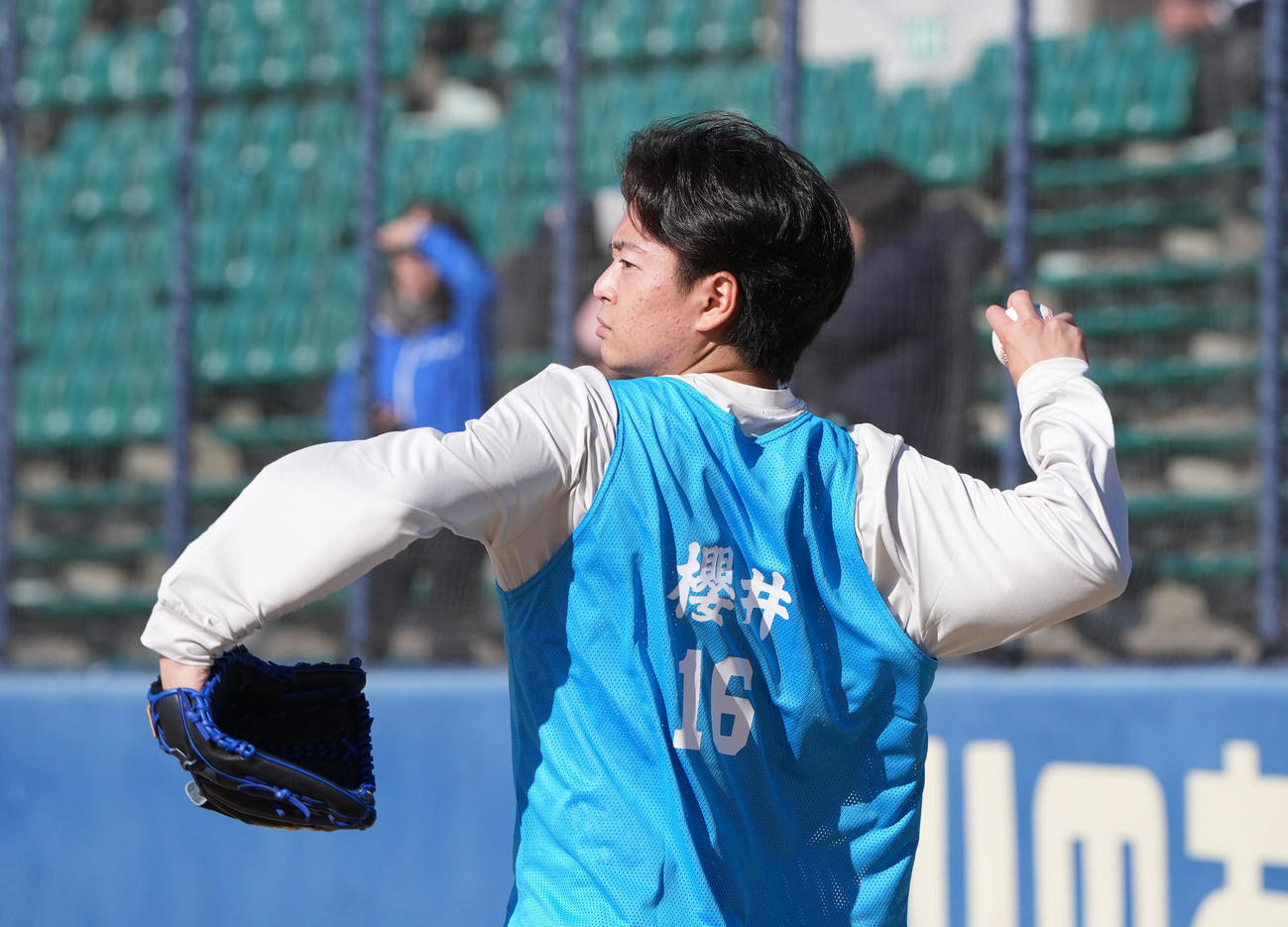新人合同自主トレ初日、キャッチボールをする中日桜井（撮影・森本幸一）
