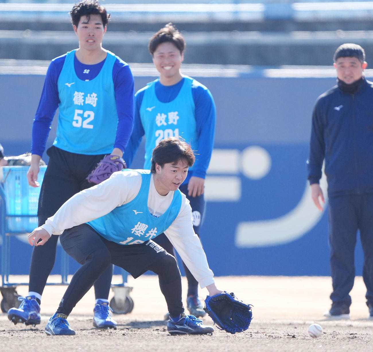 新人合同自主トレ初日、中日桜井（左から2人目）はノックを受ける（撮影・森本幸一）