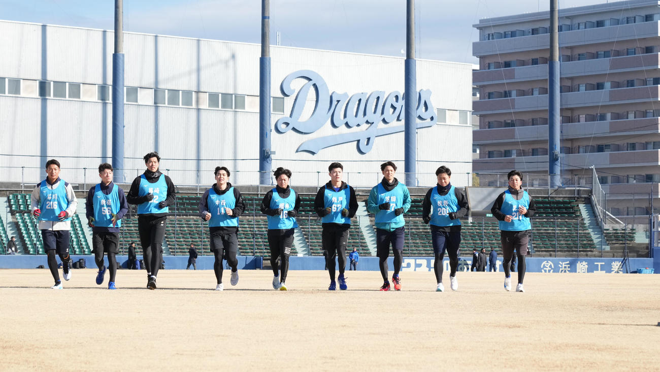 新人合同自主トレ初日、そろってランニングをする左から石川大、新保、篠崎、中西、桜井、能戸、花田、牧野、三上（撮影・森本幸一）