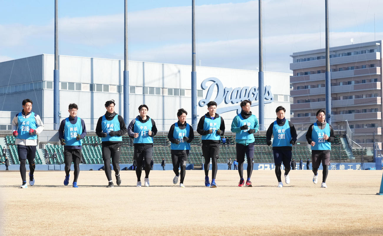 新人合同自主トレ初日、そろってランニングをする左から石川大、新保、篠崎、中西、桜井、能戸、花田、牧野、三上（撮影・森本幸一）