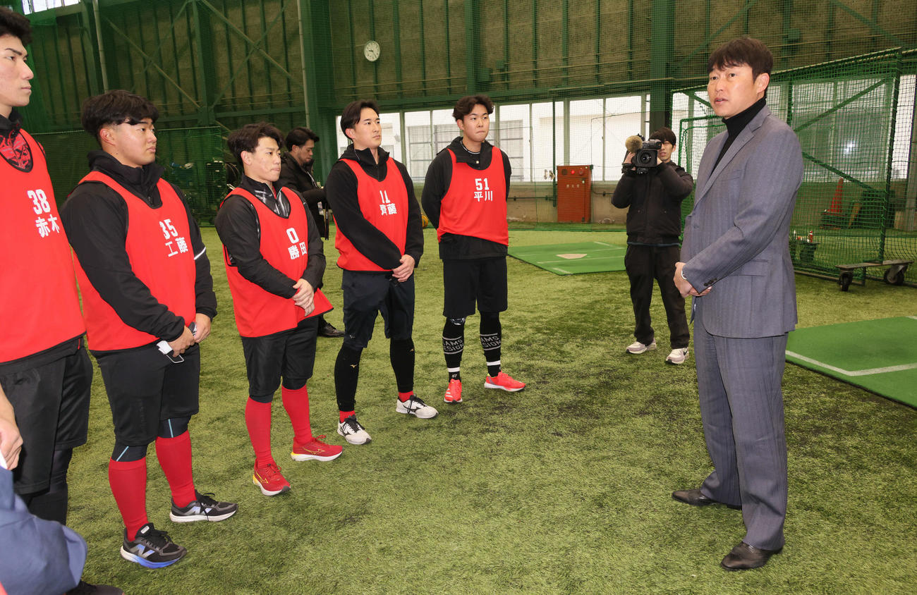 合同自主トレ中の新入団選手に訓示する広島新井監督（右端）。右からドラフト1位の平川、2位の斉藤汰、3位の勝田、4位の工藤、5位の赤木（撮影・加藤孝規）