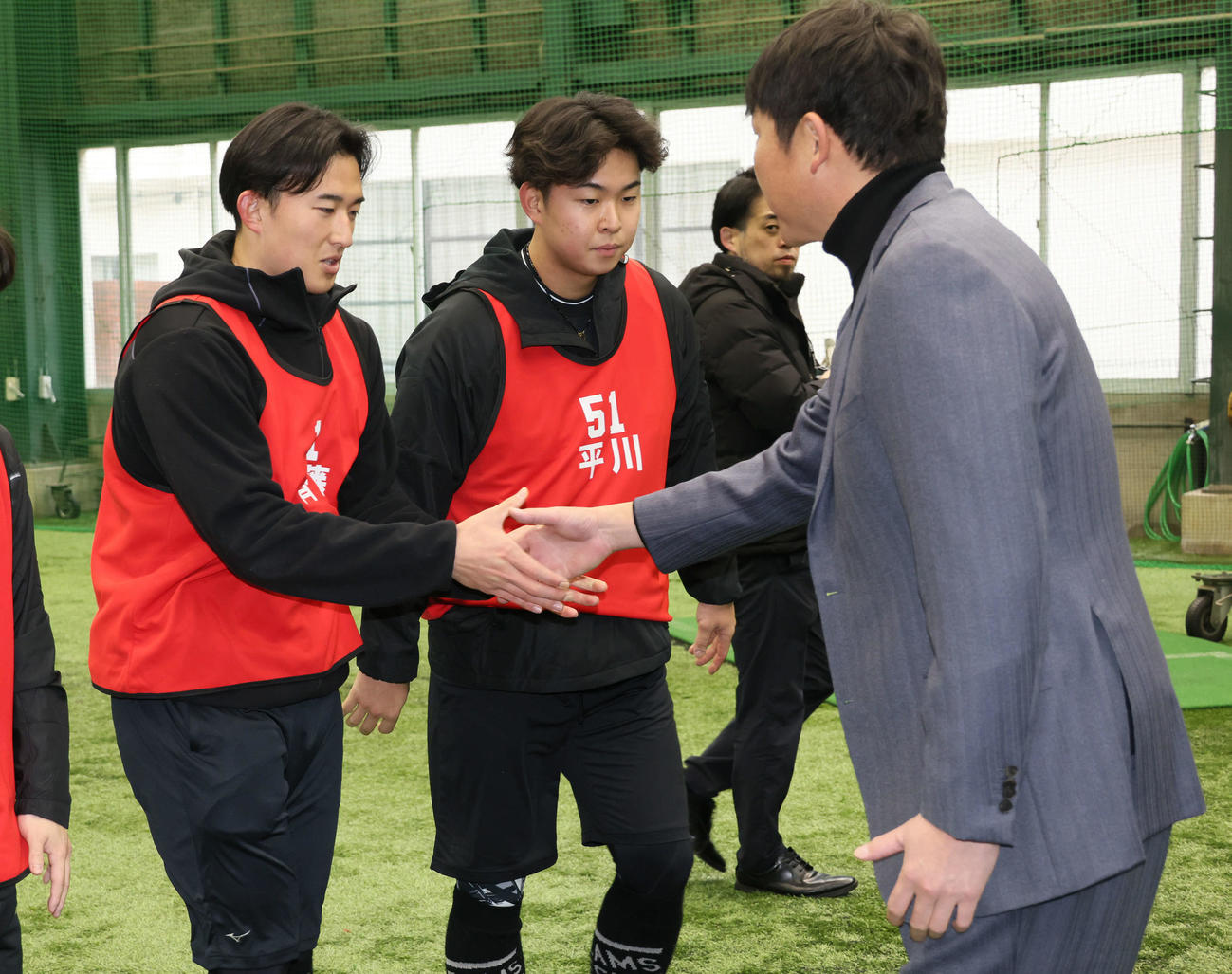 新入団選手合同自主トレを視察した広島新井監督（右）はドラフト2位の斉藤汰と握手する。中央はドラフト1位の平川（撮影・加藤孝規）