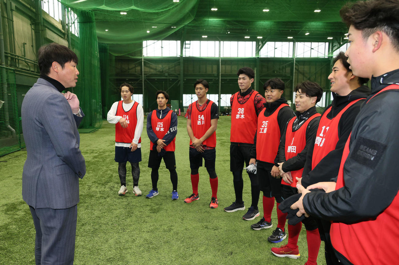 合同自主トレ中の新入団選手に訓示する広島新井監督（左）。右からドラフト1位の平川、2位の斉藤汰、3位の勝田、4位の工藤、5位の赤木、6位の西川、育成2位の岸本、育成1位の小林（撮影・加藤孝規）