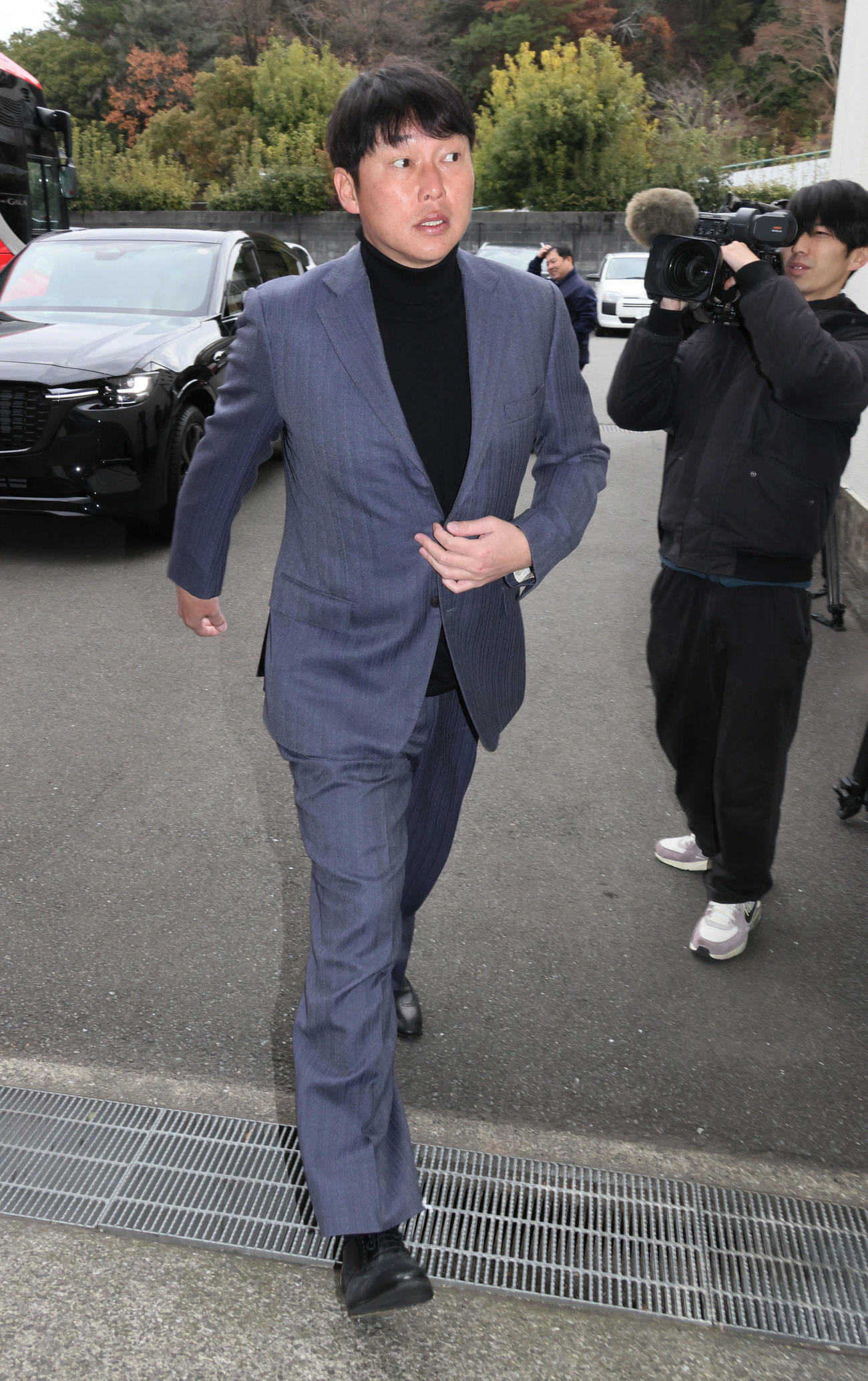 新入団選手合同自主トレを視察するため、大野練習場を訪れた広島新井監督（撮影・加藤孝規）
