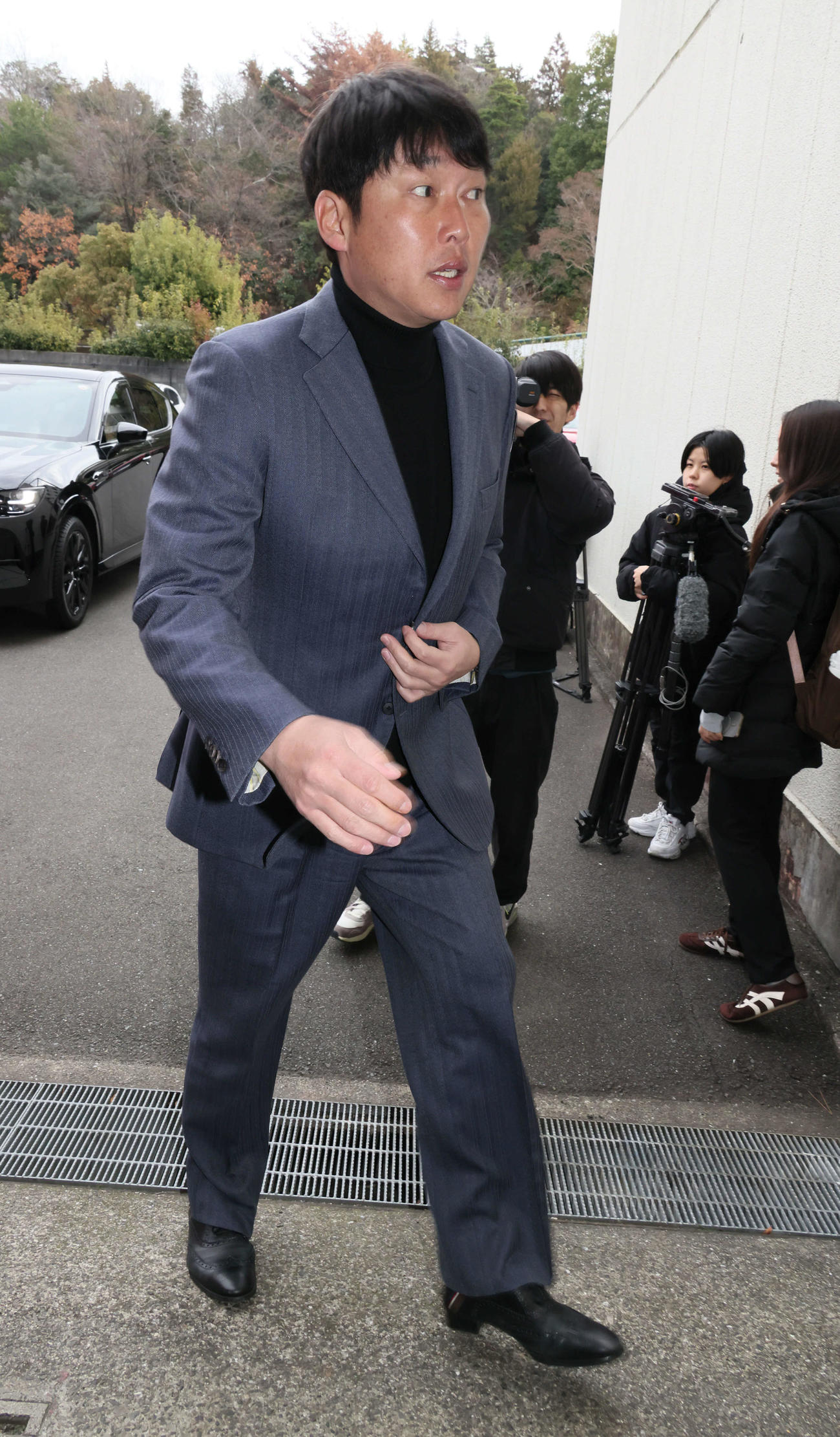 新入団選手合同自主トレを視察するため、大野練習場を訪れた広島新井監督（撮影・加藤孝規）