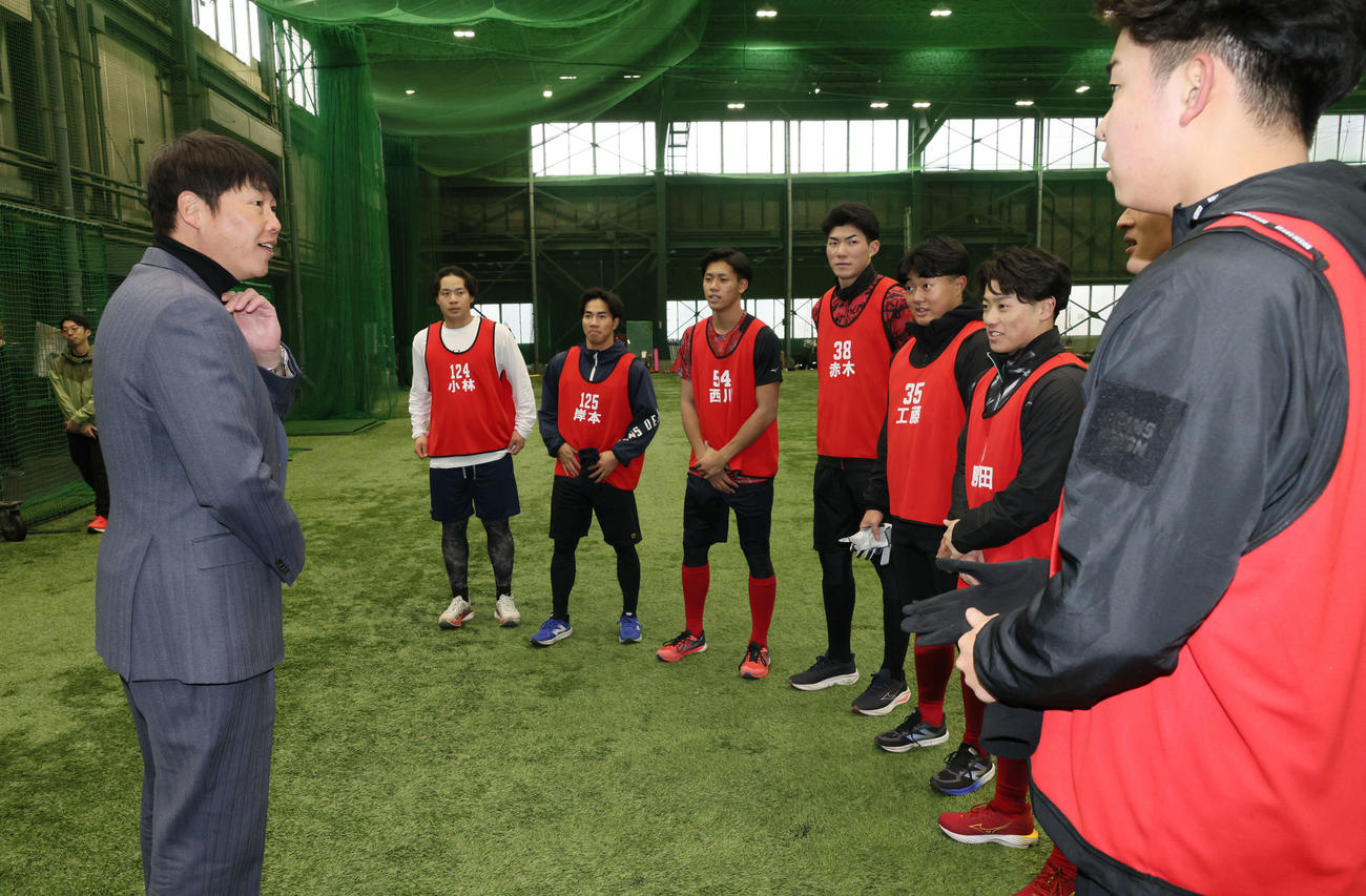 合同自主トレ中の新入団選手に訓示する広島新井監督（左）。右からドラフト1位の平川、2位の斉藤汰、3位の勝田、4位の工藤、5位の赤木、6位の西川、育成2位の岸本、育成1位の小林（撮影・加藤孝規）